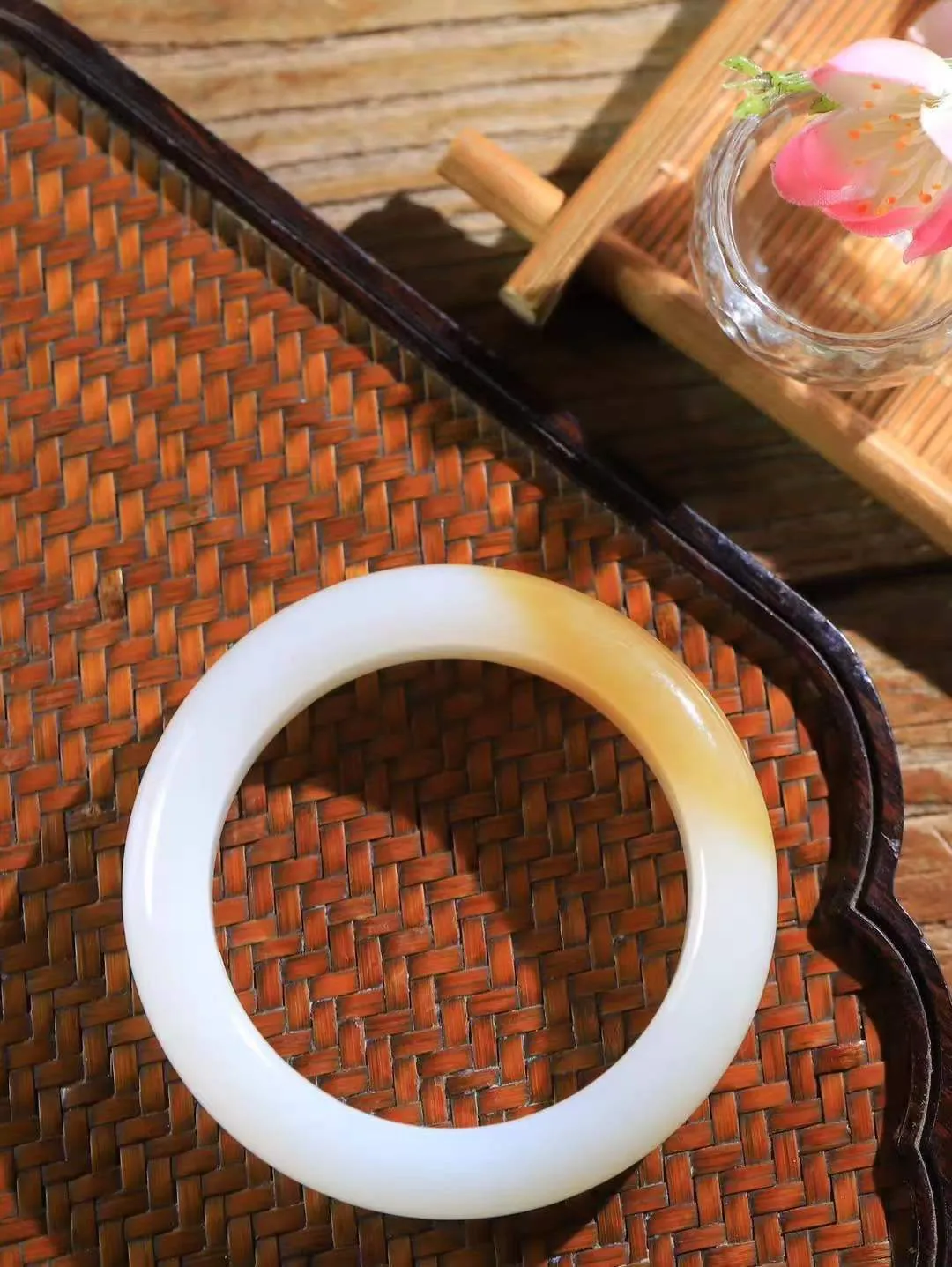 【腕间柔情.手镯】   

收藏级臻品️和田玉糖白玉手镯 玉质温润细腻 油性十足 古朴秀雅 轻抚岁月的栏杆软香温玉，腕间玉镯轻轻晃动，令人情动心间，撷一缕月末的芬芳，把心思铺陈，时光静美，惟有你最温柔。重78克   尺寸55-15-10.3mm  461101300A