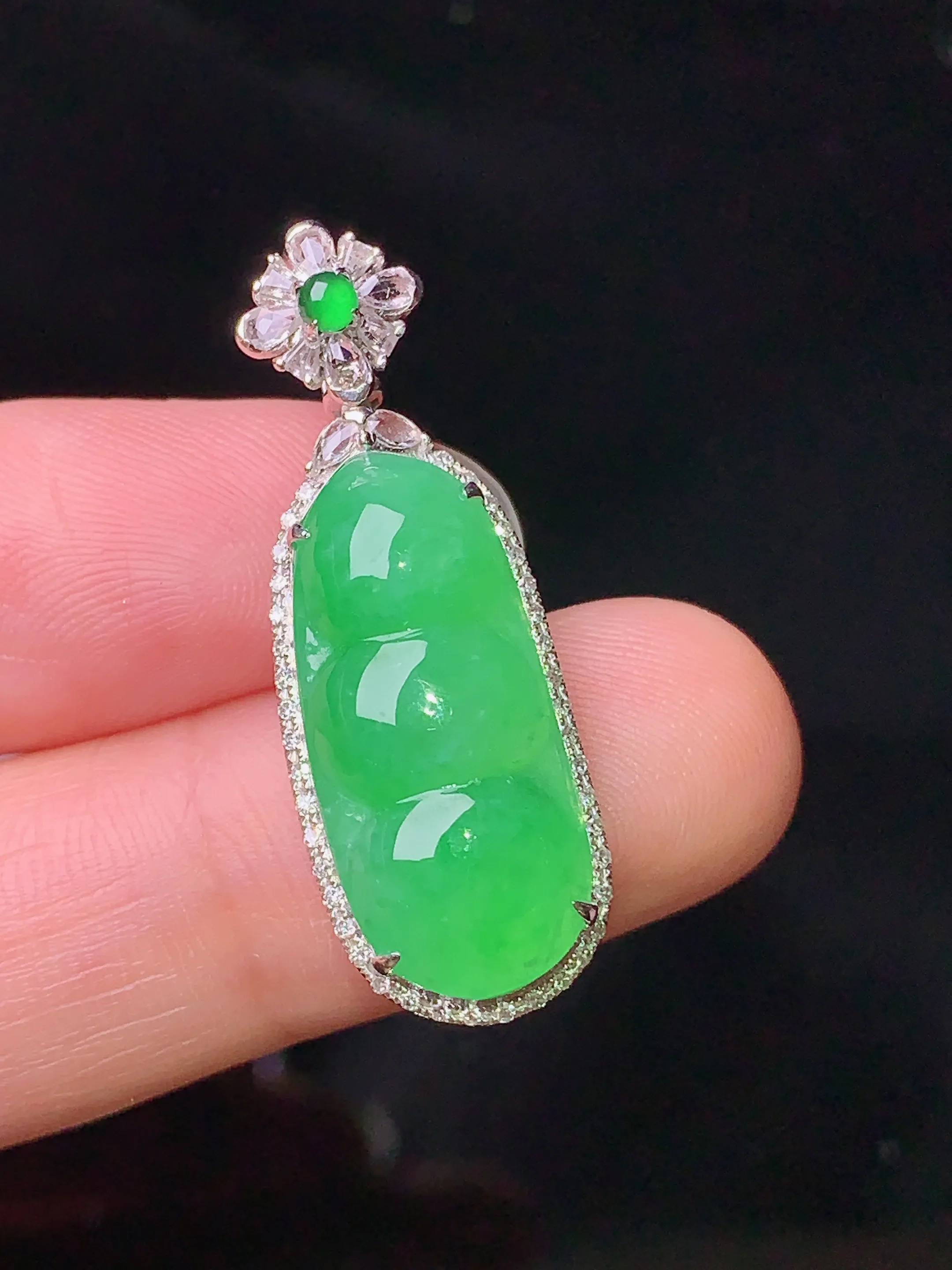 18k金钻镶嵌翠绿四季豆吊坠 玉质细腻 色泽清新艳丽 整体尺寸32*11.5*7.5