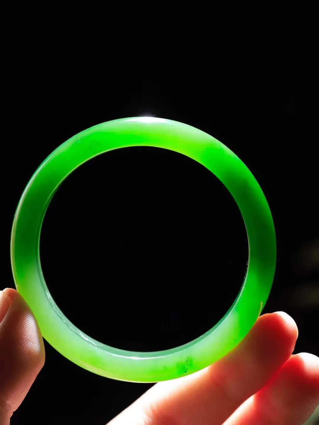 【碧色荡漾·手镯】

收藏级臻品和田玉碧玉手镯，玉质细腻温润，手感舒适，️线条流畅，简约大气，美自天成，佩戴于腕间，婉约之美，举手投足间透出那份低调奢华，醉人心扉。重38.7克  内径圈口54.5mm  尺寸11-7.3mm  FDA-661101333