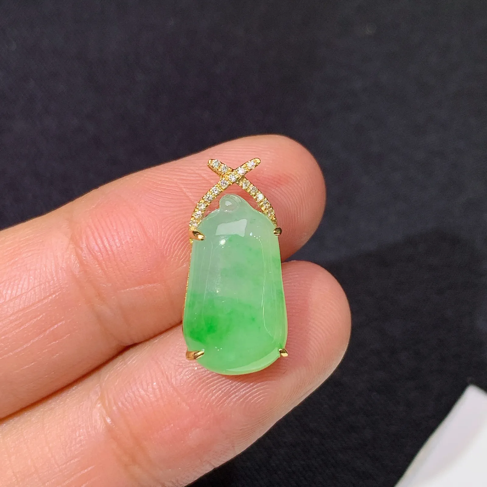 飘绿福瓜吊坠，18k金镶嵌，冰润细腻，色阳，种水足 尺寸18.6*8.8*5.2