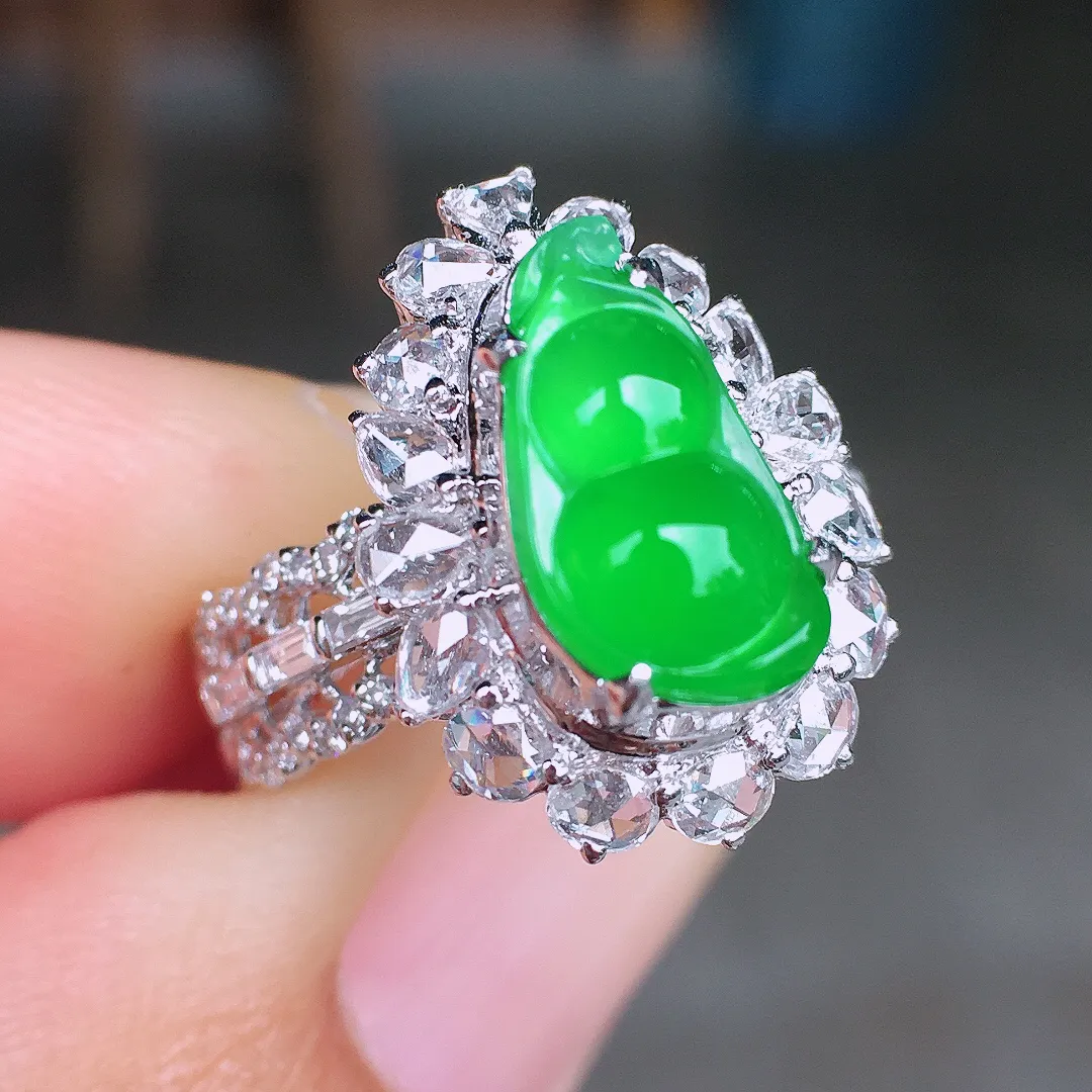 阳绿福豆戒指，色泽均匀艳丽，玉质细腻，荧光感超
强，饱满圆润，尽显优雅气质，18k
金豪华镶嵌