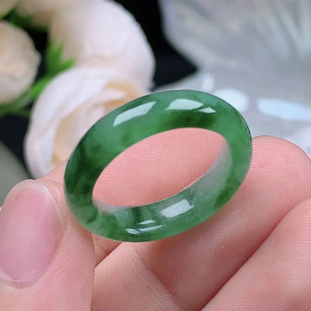 缅甸翡翠老坑种翡翠水润起胶飘阳绿戒指玉指环  水润通透 尺寸：18.2-5.7-3.7mm  18号