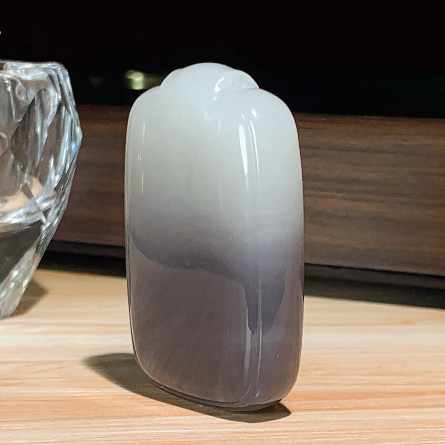 和田玉白加紫罗兰平安无事牌挂件。尺寸52/34/12重50克。玉质细腻油润。手推出油。佩戴高端典雅。lt251113