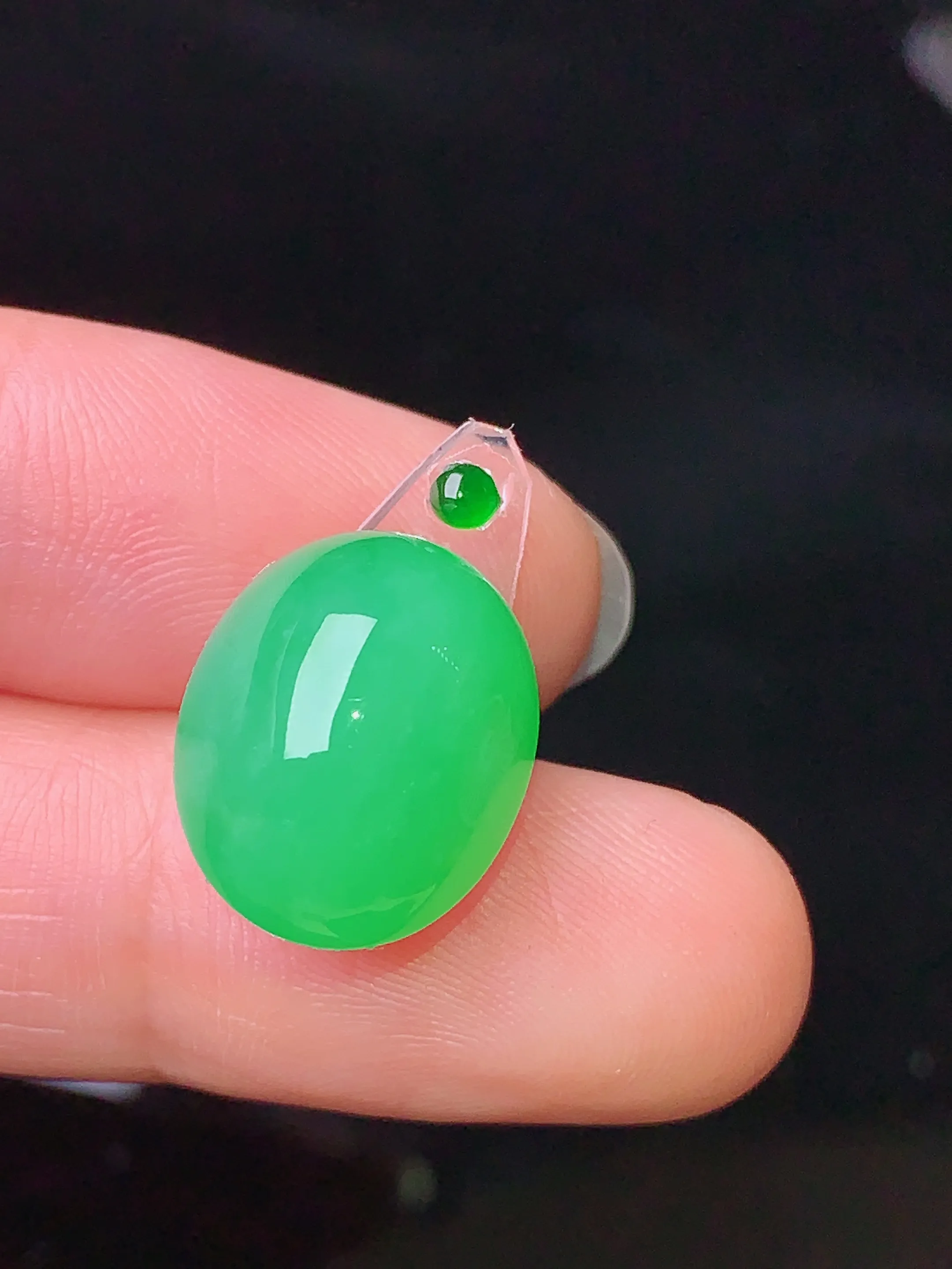 镶嵌款 翠绿蛋面吊坠 玉质细腻 色泽清新艳丽 整体尺寸15*12.5*8.5