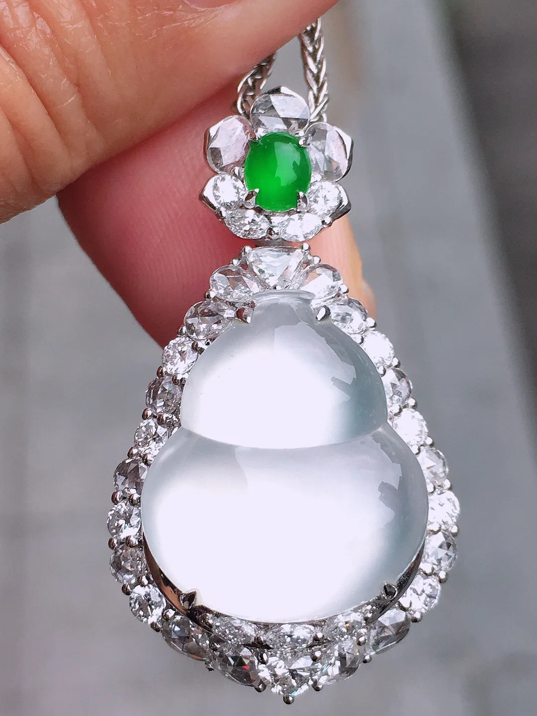 冰种大葫芦吊坠，玉质细腻，荧光感超
强，饱满圆润，尽显优雅气质，18k
金豪华镶嵌