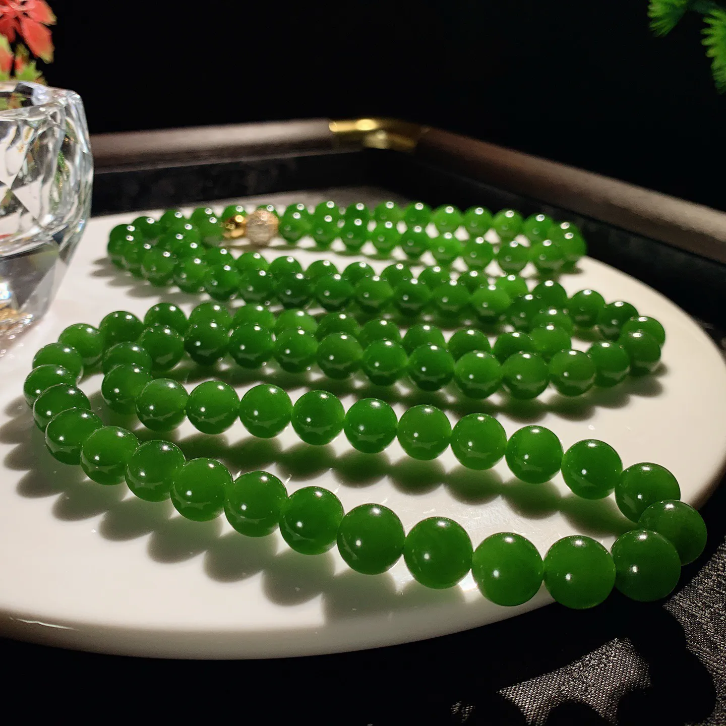 和田玉鲜阳绿俄罗斯碧玉108佛珠项链。单颗尺寸9重144克。玉质细腻油润。手推出油。佩戴高端典雅。lt251113