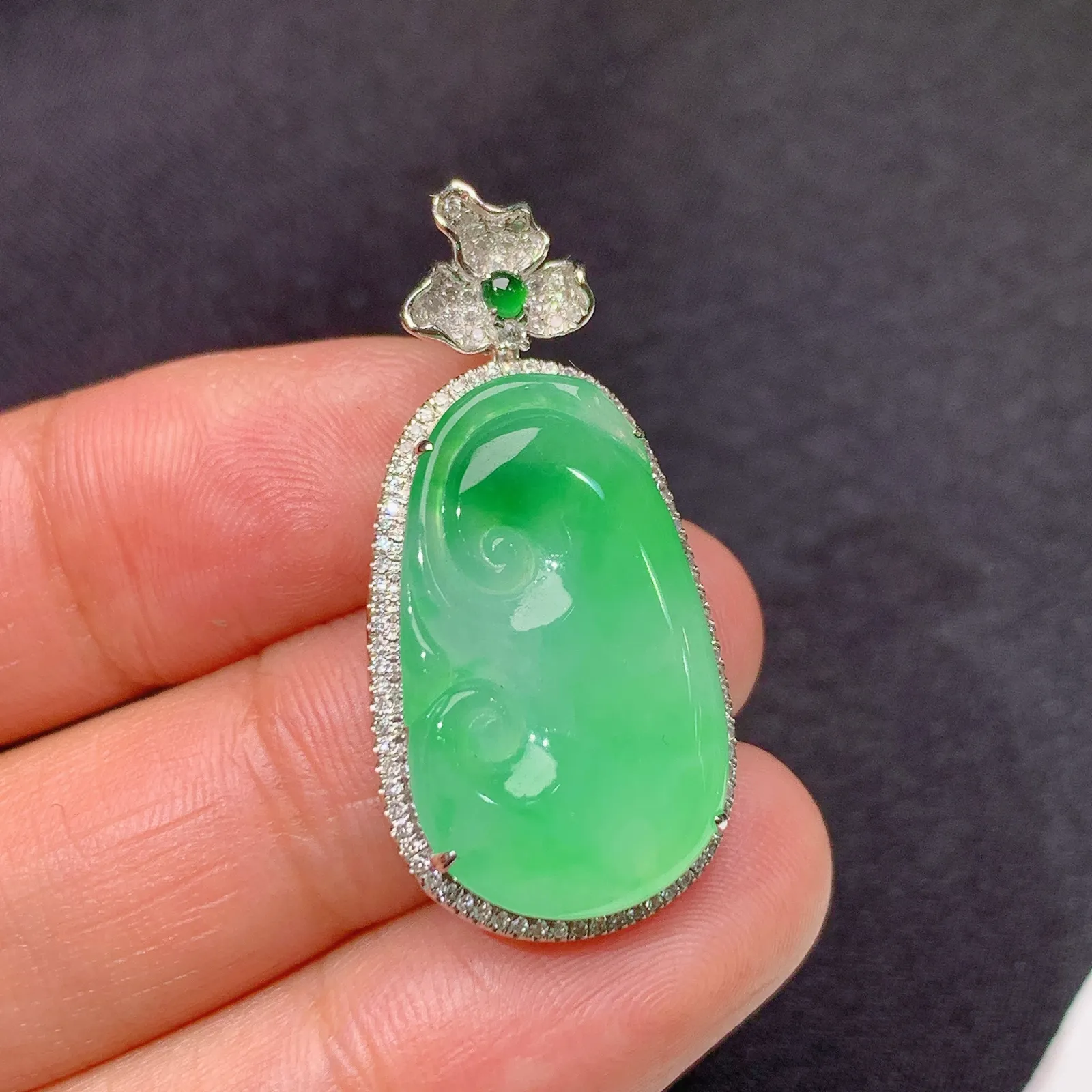 冰飘绿如意吊坠，18k金镶嵌，冰润色阳，玉质细腻，种水足 尺寸32.9*16.2*6.2