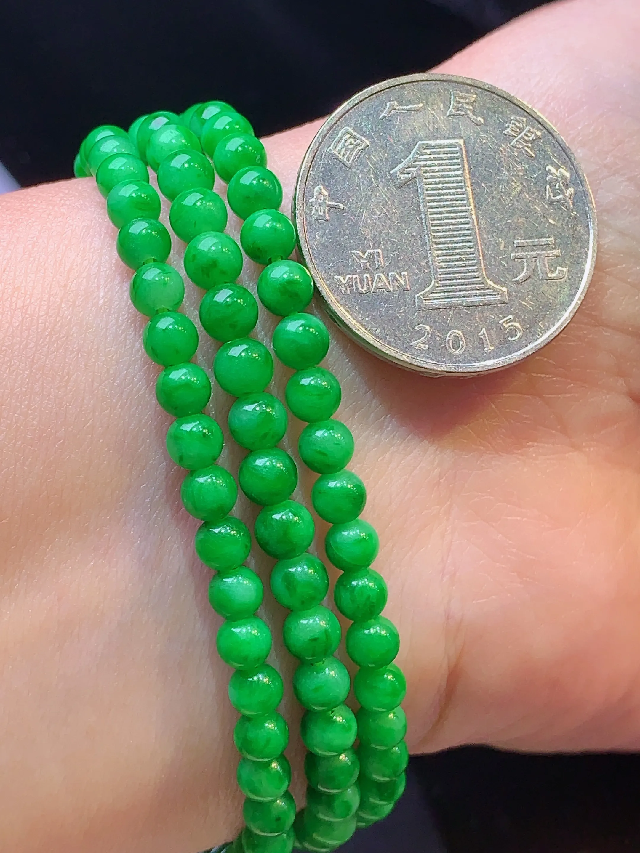 满绿圆珠项链 玉质细腻 色泽清新艳丽 整体尺寸4.3