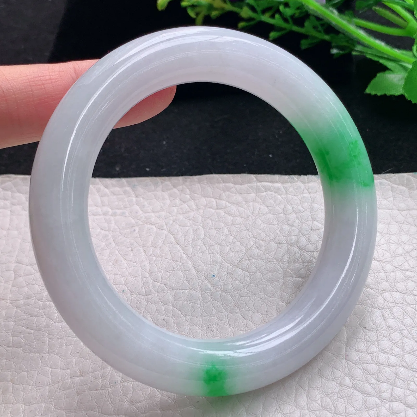 yh自然光58*12胖圆镯 缅甸翡翠a货手镯水润飘阳绿圆条美人镯