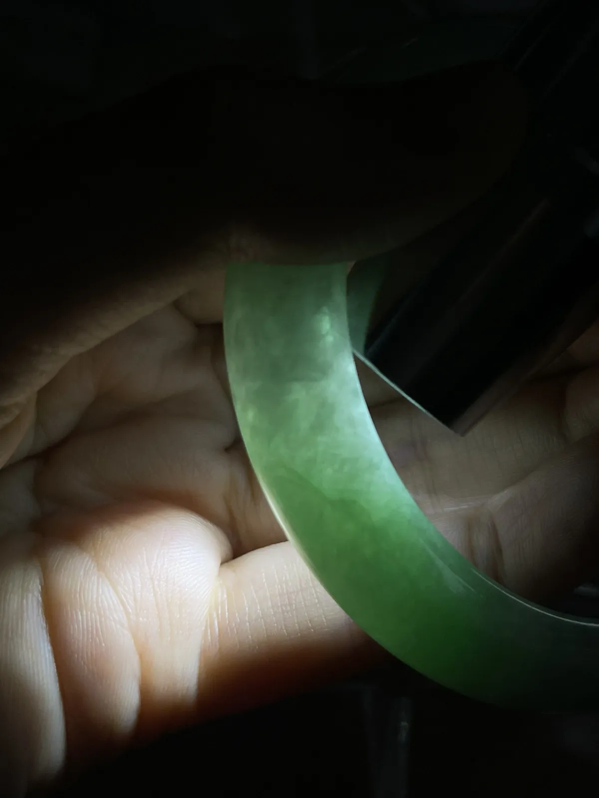 正圈53.5圈口，翡翠糯化种淡绿色手镯