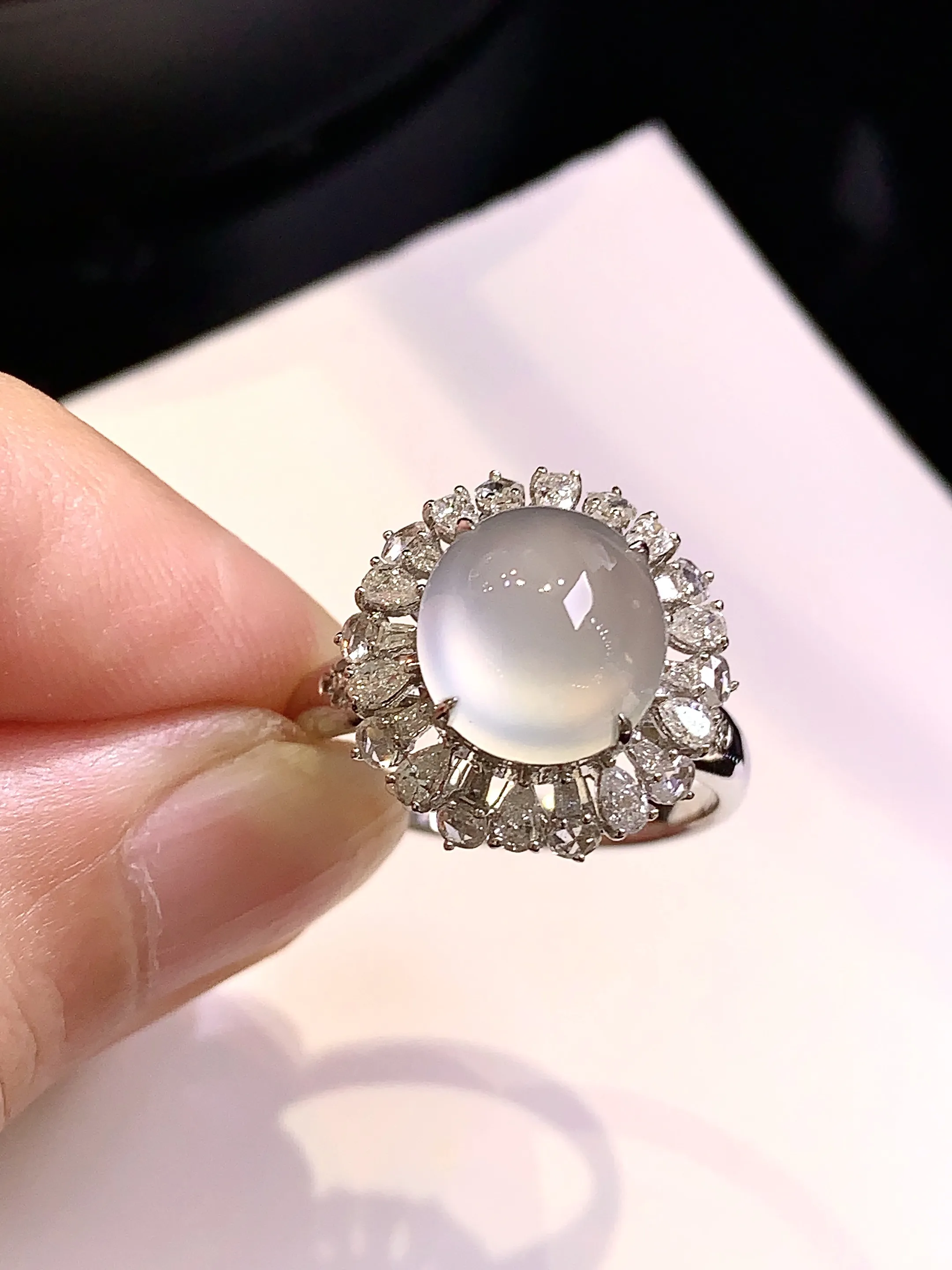 18k金钻镶嵌冰种蛋面戒指 玉质细腻 色泽清新艳丽 圈口14 整体尺寸15.6*14.8*10.7