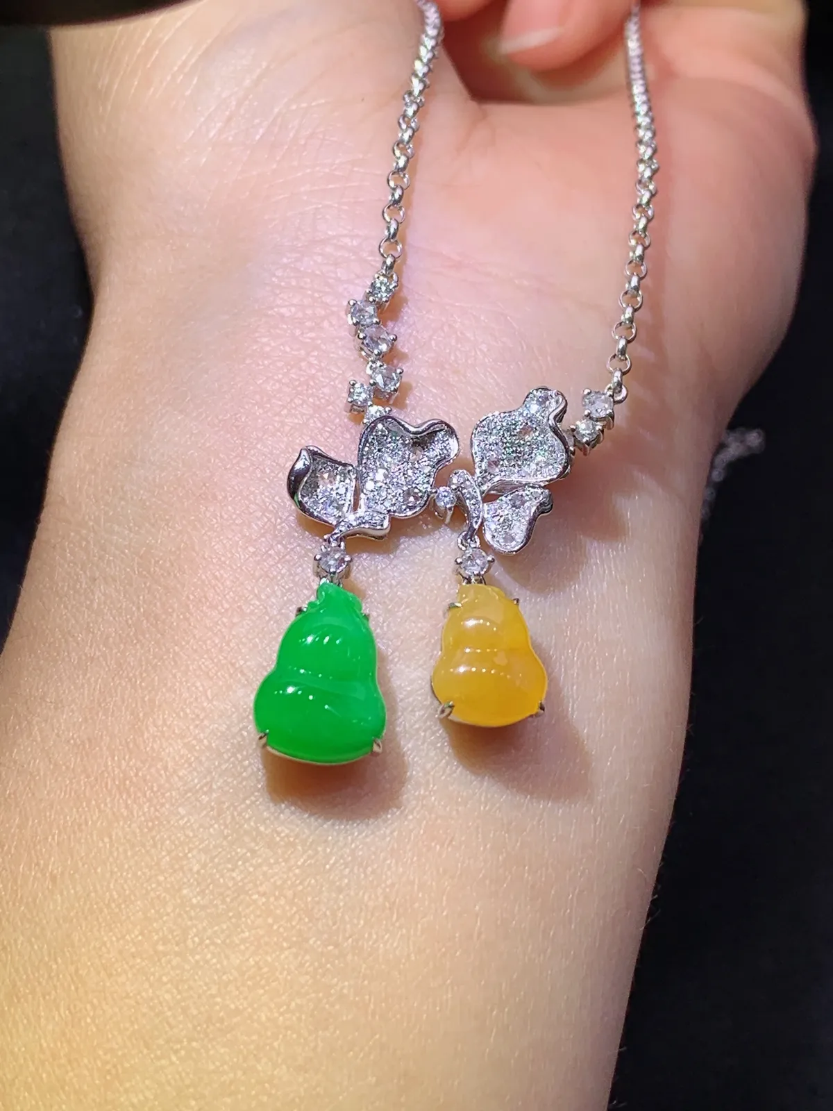 冰黄阳绿葫芦项链，18k金镶嵌，款式优雅，冰润细腻，种水足，裸石12.3*8.8*3