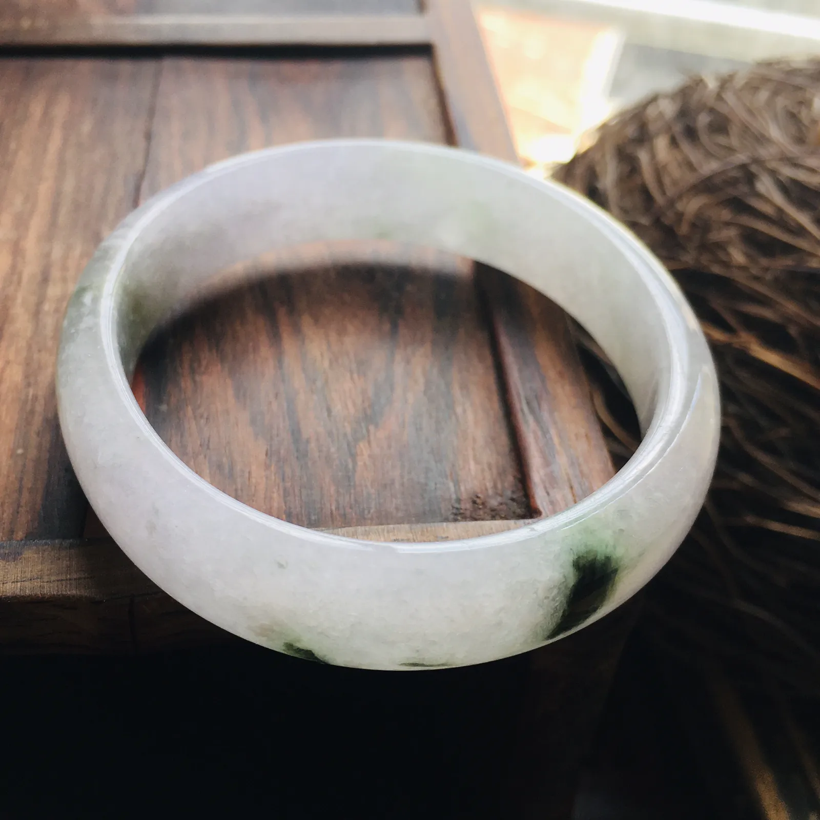 贵妃55.6冰飘花手镯，特色韵味雪花棉，自然光实拍～尺寸：55.6*48.3*12.1*6.9（毫米），适合正圈53.5圈口大小，手工测量略有误差