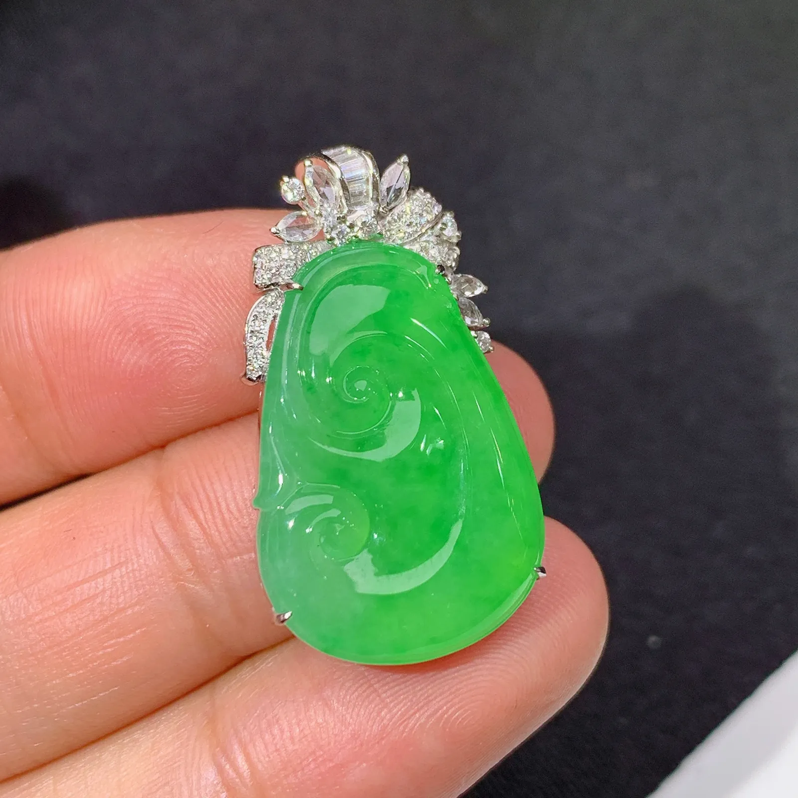 阳绿如意吊坠，18k金镶嵌，色泽鲜阳，冰润细腻，种水足 尺寸29.1*16.1*6.4