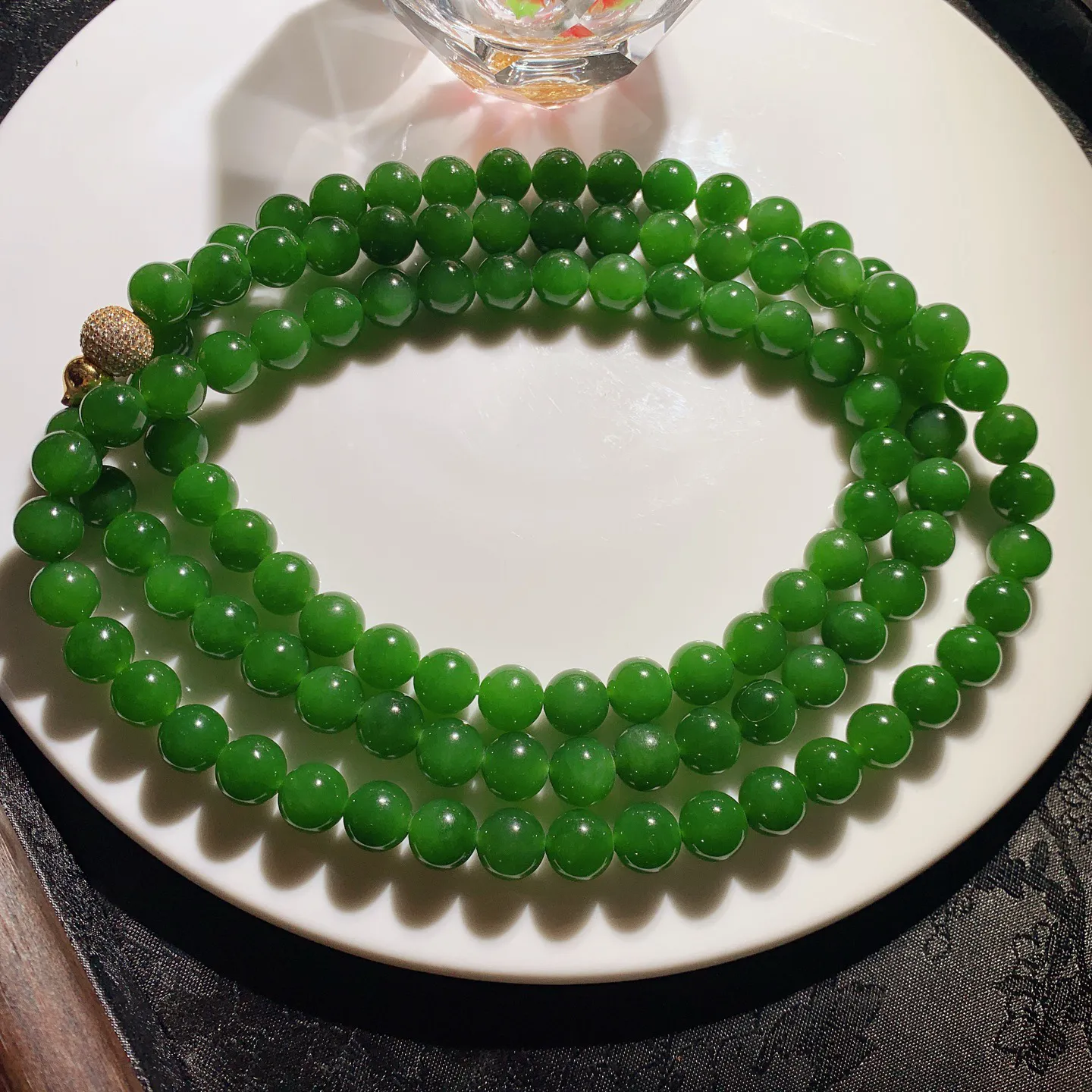 和田玉鲜阳绿俄罗斯碧玉108佛珠项链。单颗尺寸9重144克。玉质细腻油润。手推出油。佩戴高端典雅。lt251113