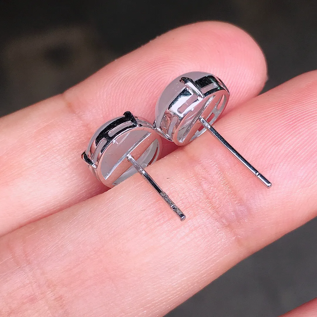 冰种蛋面耳钉，玉质细腻，荧光感超
强，饱满圆润，尽显优雅气质，18k
金豪华镶嵌