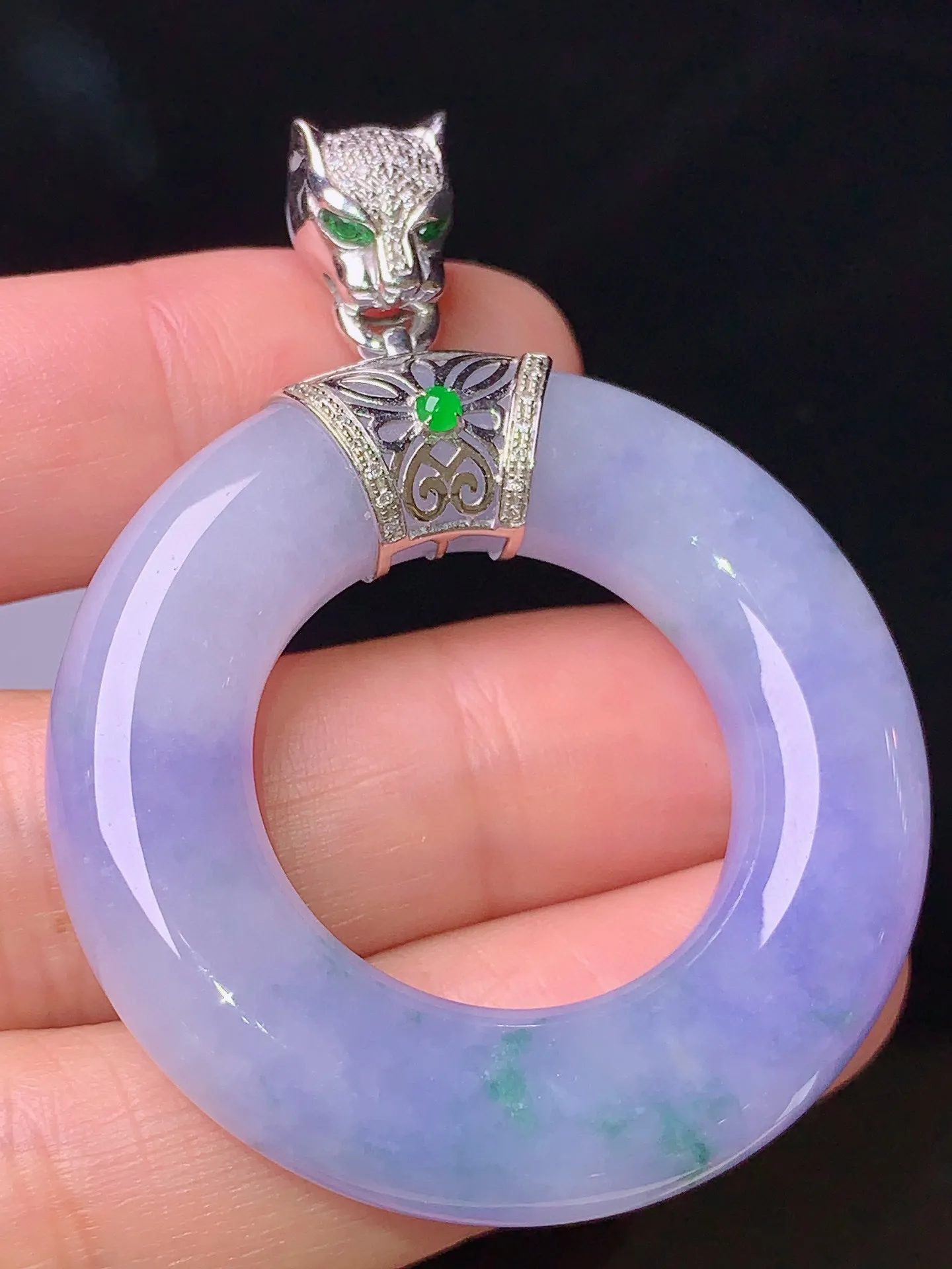 18k金钻镶嵌紫罗兰平安环吊坠 玉质细腻 色泽清新艳丽 整体尺寸52*40*8.2