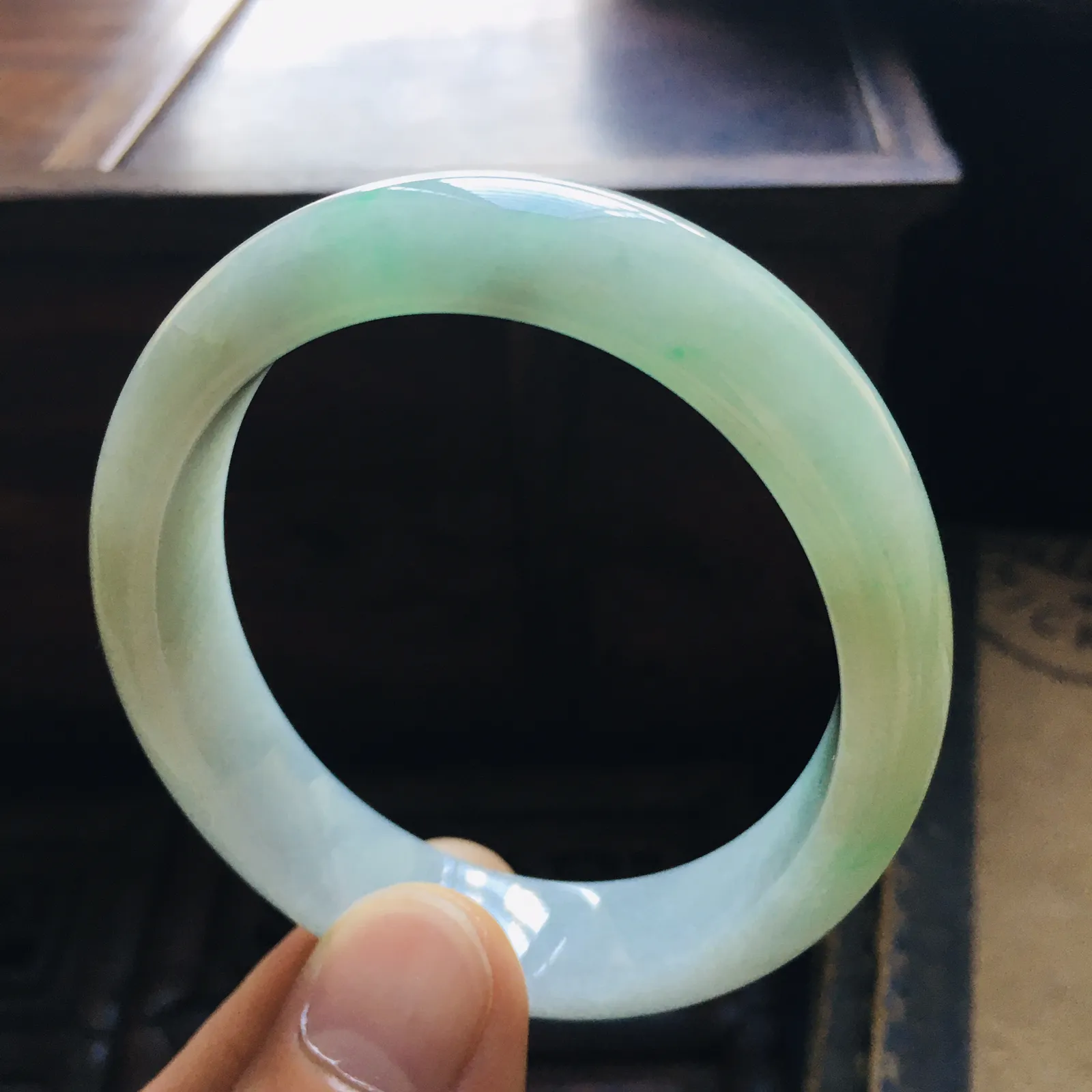 贵妃53飘绿手镯，水润细腻，自然光实拍～尺寸：53.2*46.9*12*6.9（毫米），适合正圈51圈口大小，手工测量略有误差