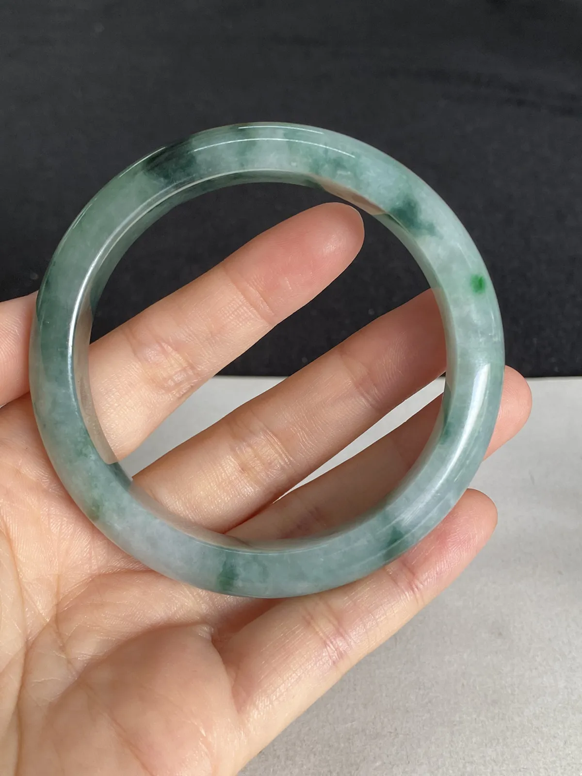 正圈56.5圈口，翡翠糯化种飘绿手镯