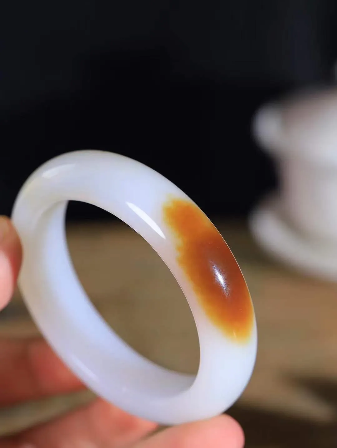 【婉约佳人.手镯】

收藏级臻品️和田玉糖白玉手镯 玉质温润细腻 油性十足 手感舒适，高华雅逸，线条流畅，简约大气，美自天成，素雅高贵。佩戴于腕间，婉约之美，举手投足间透出那份低调奢华。重75.6克 内径55.5mm  尺寸15.3-10mm   FDA-691101331