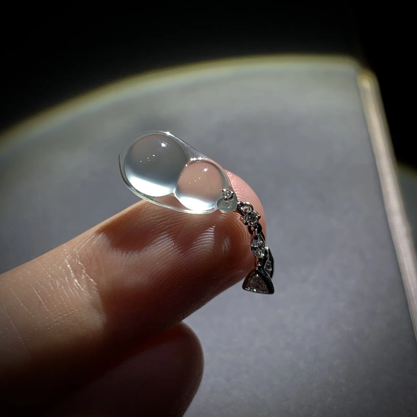 玻璃种精品豆子，
27-裸石17.2-8.8-5.5mm，
18K金，南非钻，