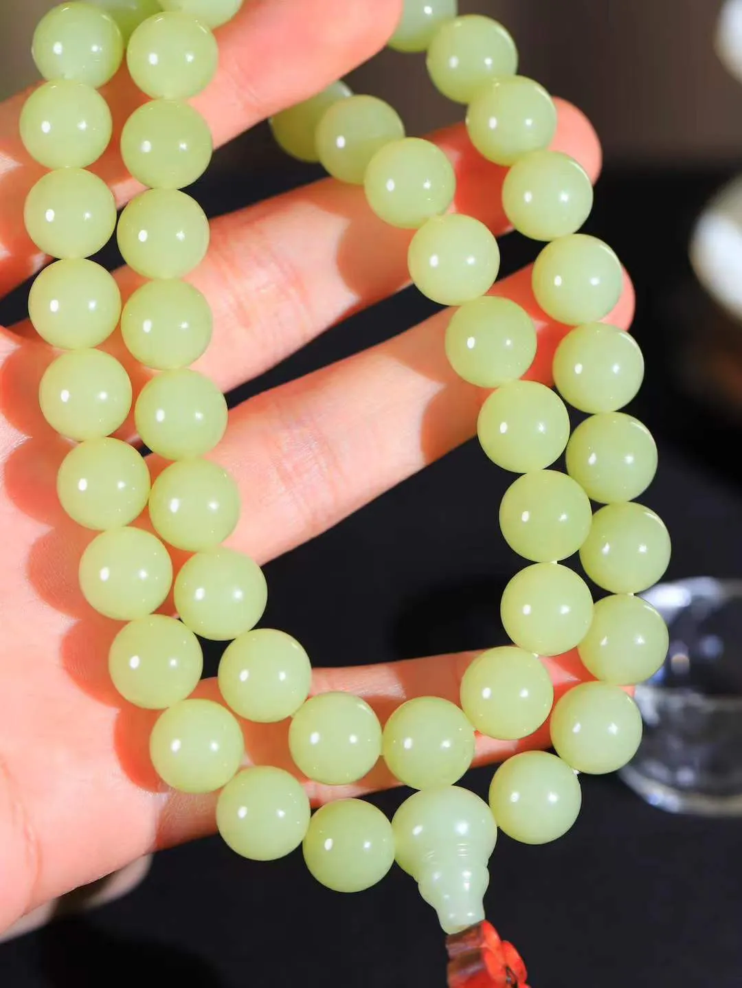 （珠圆玉润.手持)

精品和田玉黄口圆珠手持 质地温润灵动 有波光潋滟，也有梦幻清韵。行走于市井的喧嚣，相顾不言，便得清欢。重135.3克 尺寸取一11.9mm  FDL-111121333