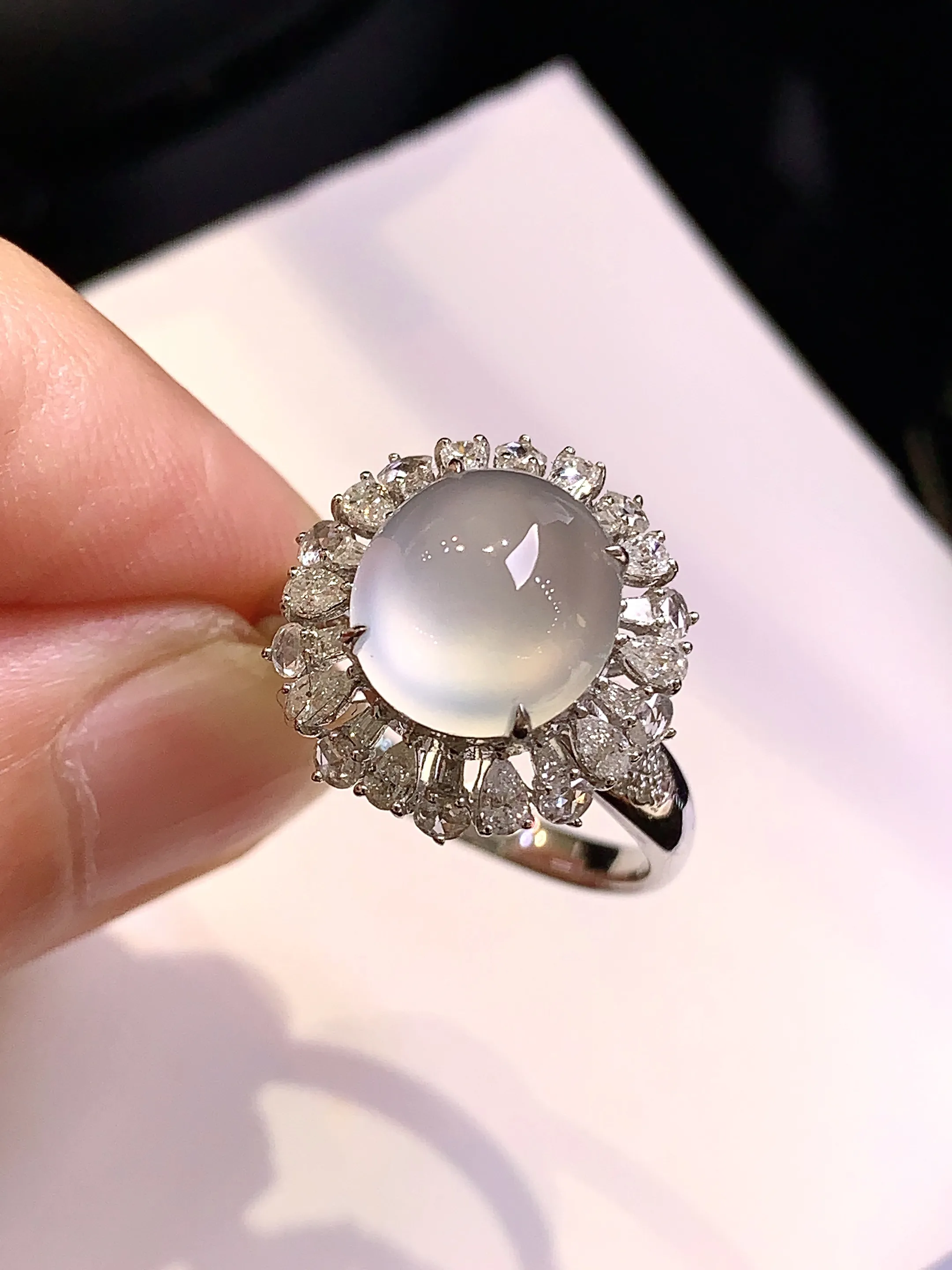 18k金钻镶嵌冰种蛋面戒指 玉质细腻 色泽清新艳丽 圈口14 整体尺寸15.6*14.8*10.7