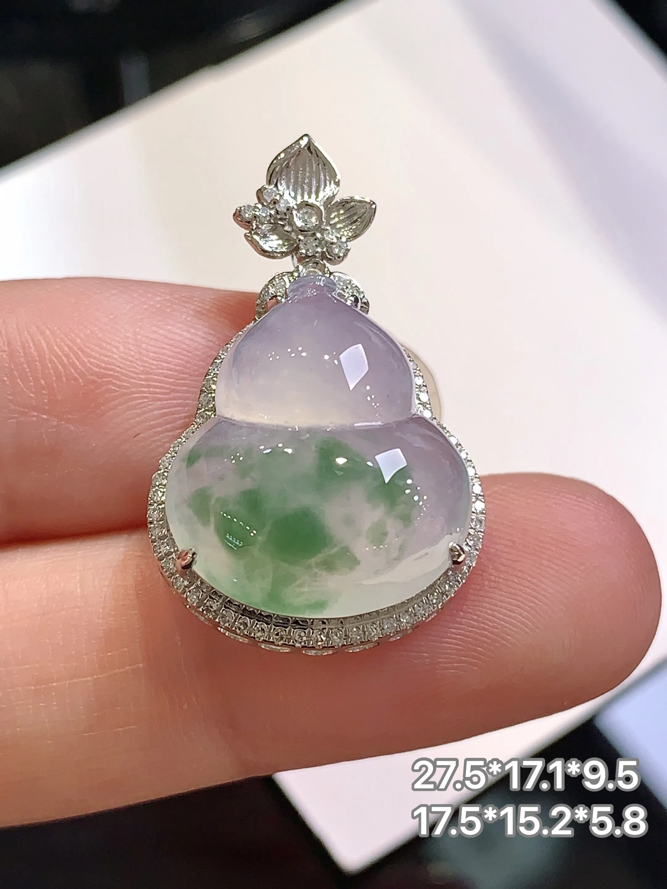 18k金钻镶嵌冰种葫芦吊坠 玉质细腻 色泽清新艳丽 整体尺寸27.5*17.1*9.5