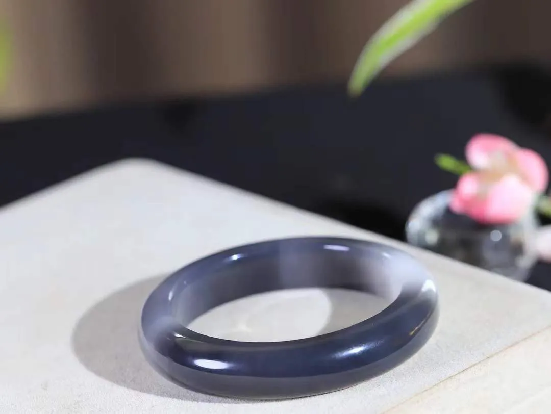 （一见钟情.手镯）

精品️和田玉烟紫白双色手镯，玉质温和莹润，精光内蕴，手感舒适。整器简约，打