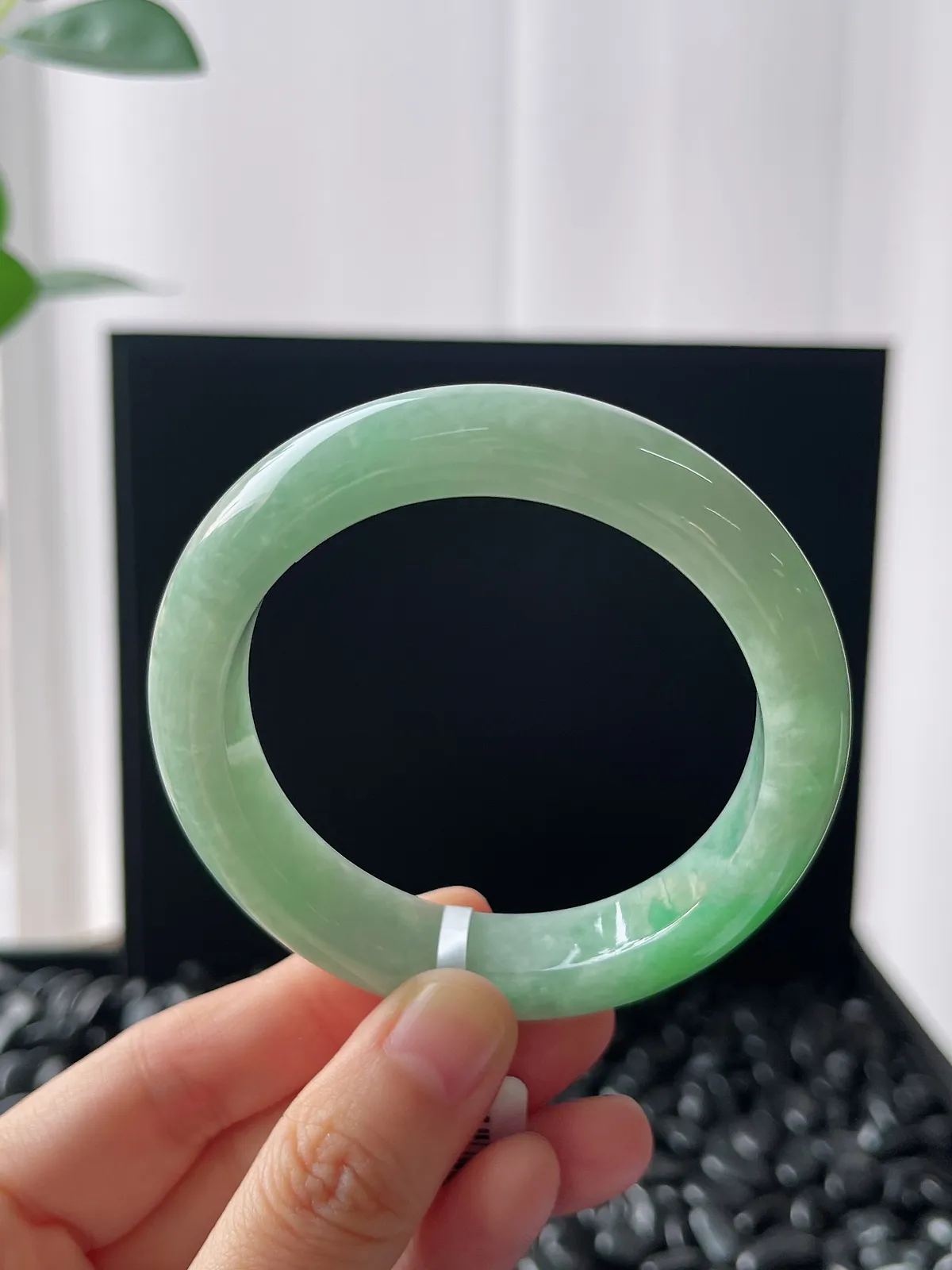 正圈53.5圈口，翡翠糯化种淡绿色手镯