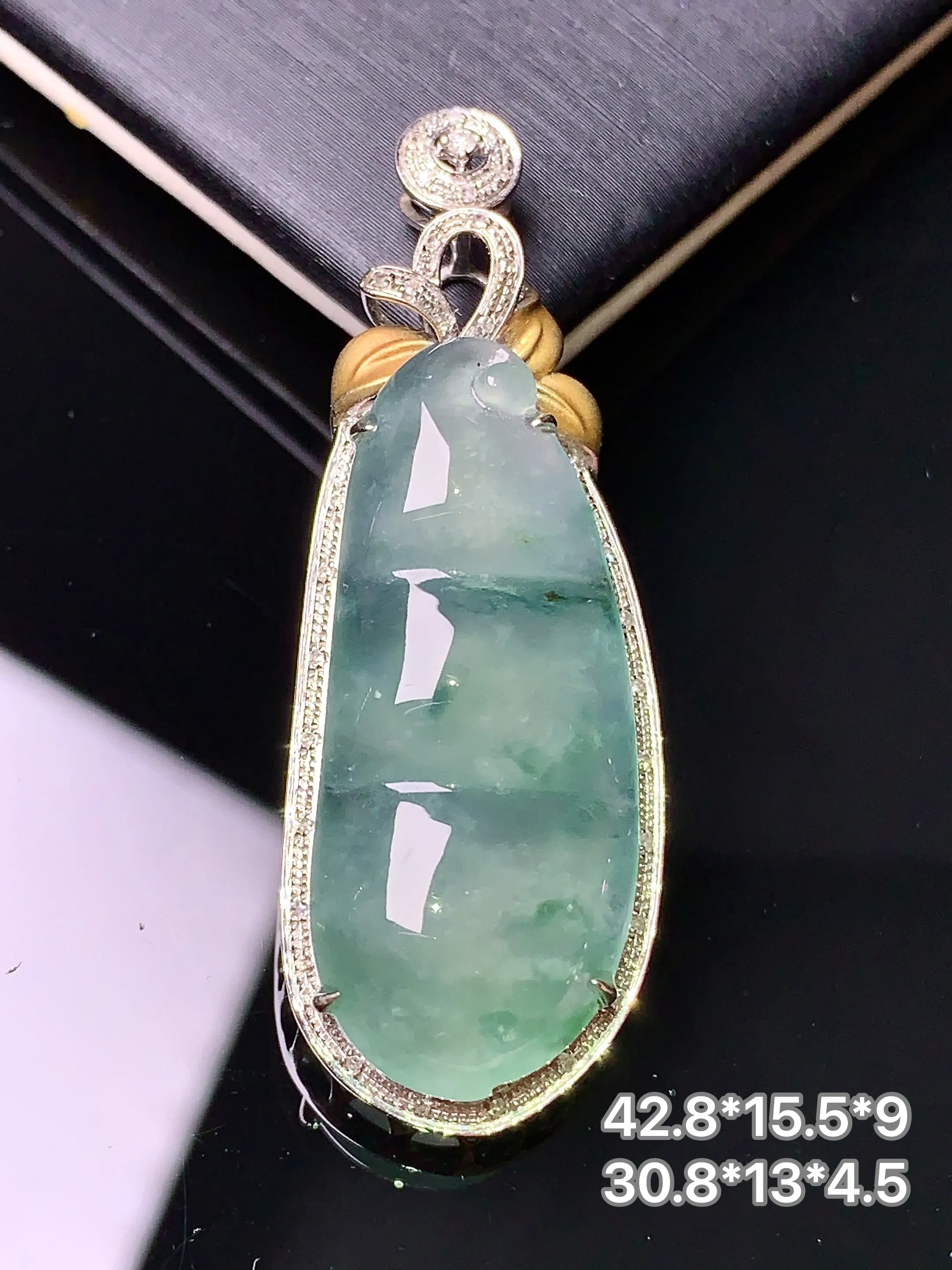 18k金钻镶嵌冰种飘花四季豆吊坠 玉质细腻 色泽清新艳丽 整体尺寸42.8*15.5*9