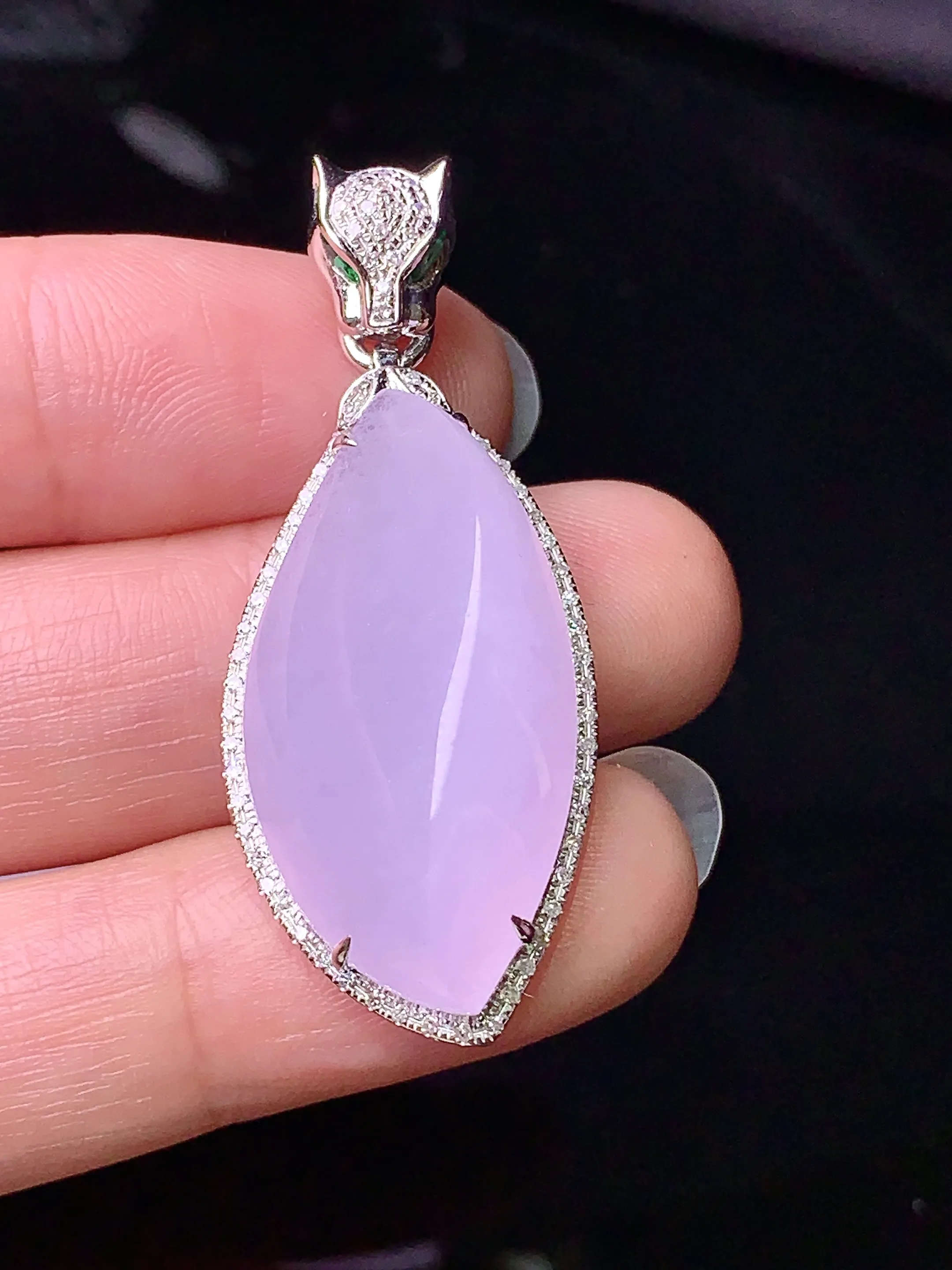 18k金钻镶嵌紫罗兰随形吊坠 玉质细腻 色泽清新艳丽 整体尺寸41.7*17*11.5