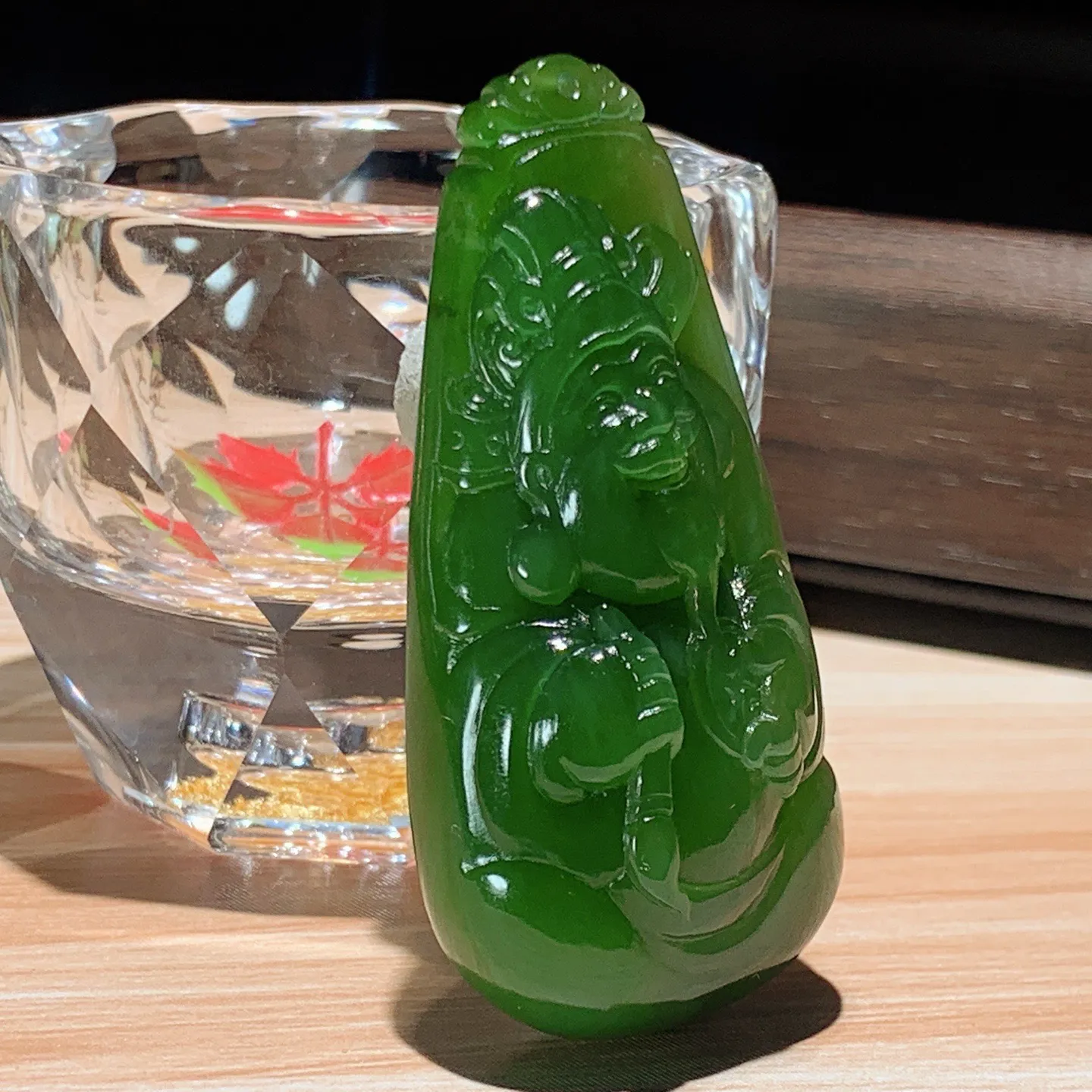 和田玉阳绿俄罗斯碧玉财神挂件。尺寸60/29/17重43克。玉质细腻油润。手推出油。佩戴高端典雅。lt251113