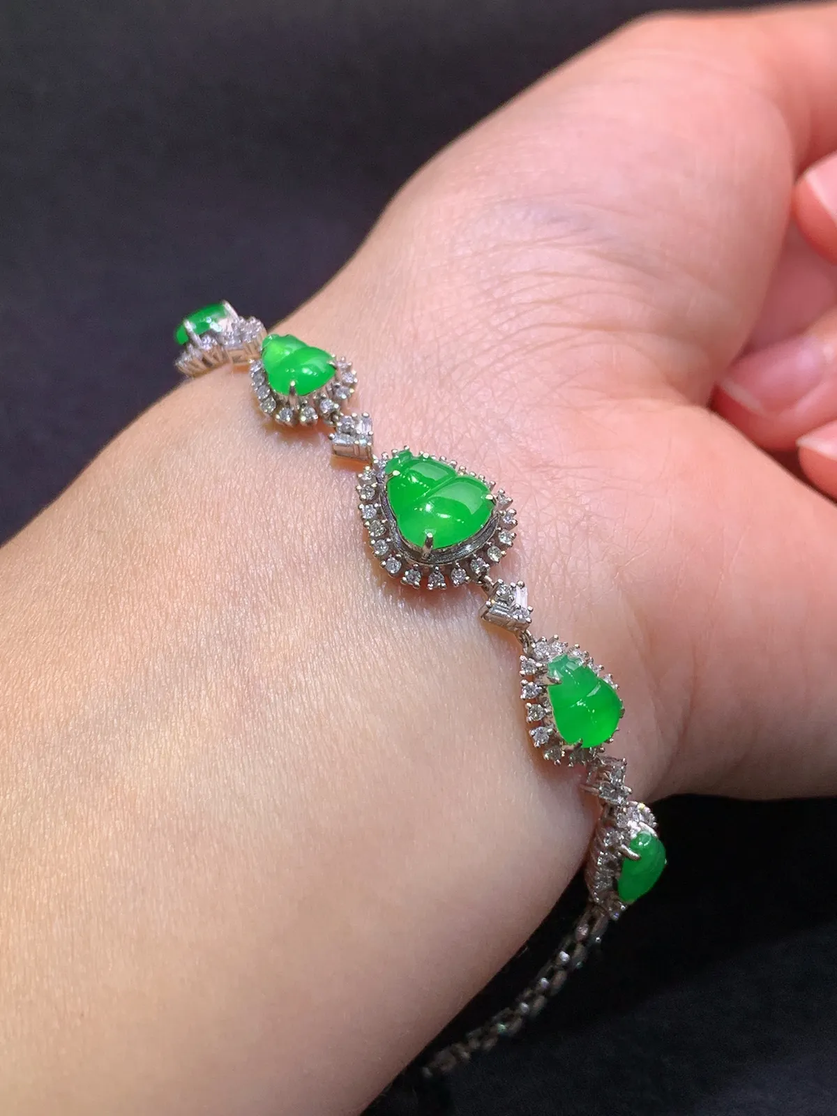 冰阳绿葫芦手链，18k金镶嵌，款式精美，冰润色阳，种水足 尺寸8.5*7.5*2