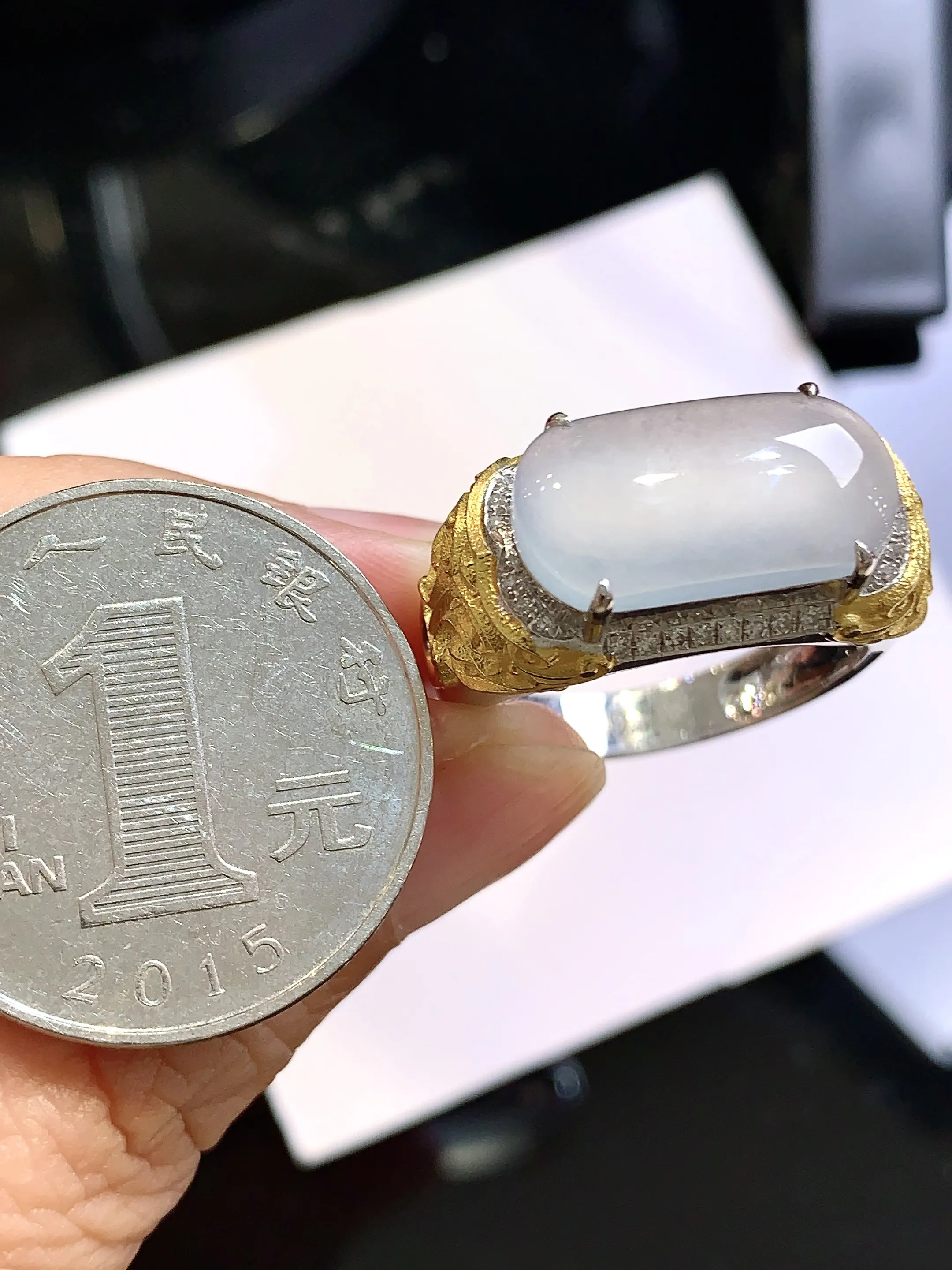 18k金钻镶嵌冰种马鞍戒指 玉质细腻 色泽清新艳丽 圈口20.5 裸石尺寸16.8*8.8*2.6