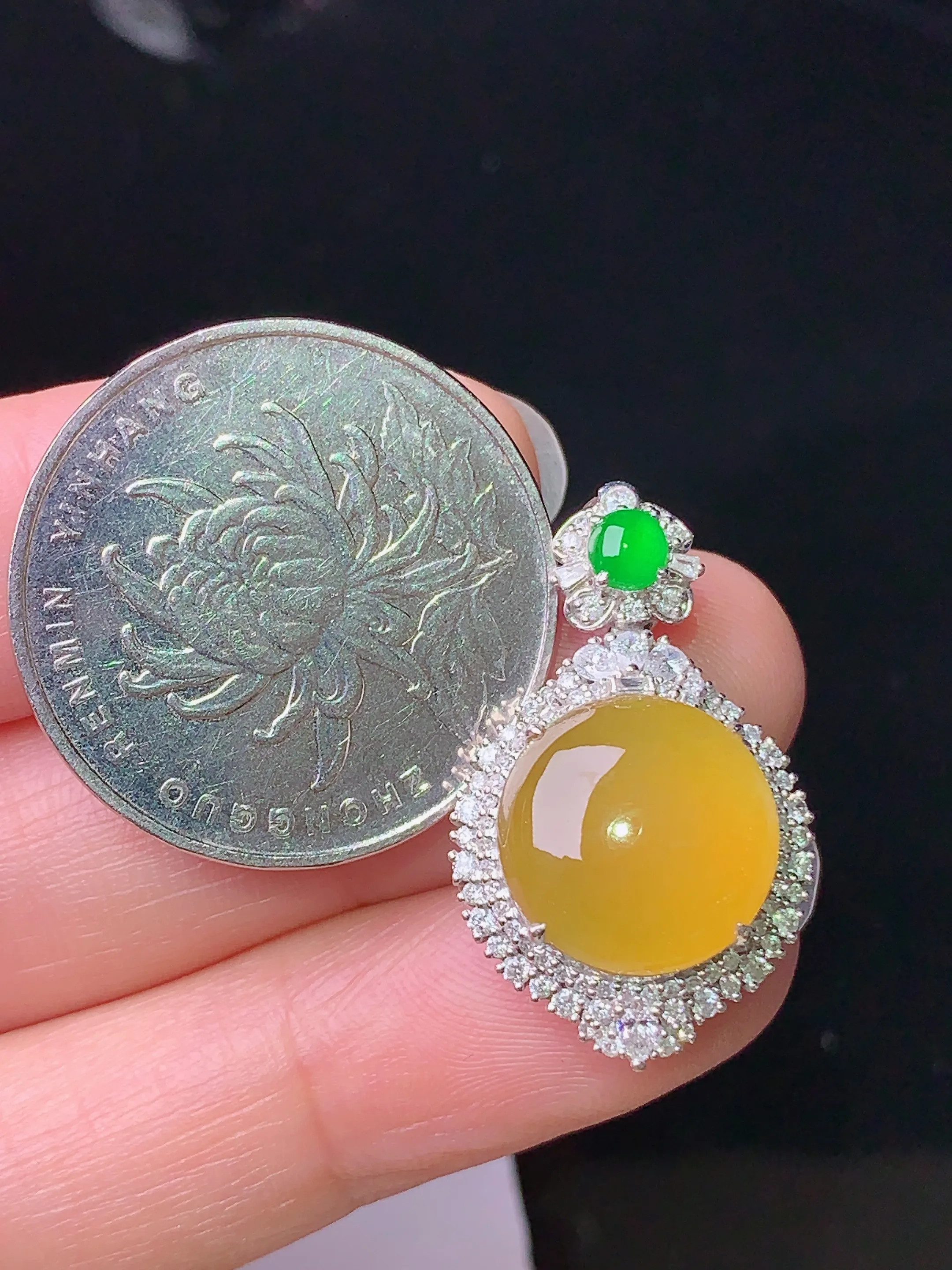 18k金钻镶嵌黄翡蛋面吊坠 玉质细腻 色泽清新艳丽 整体尺寸26.5*16.3*9.8