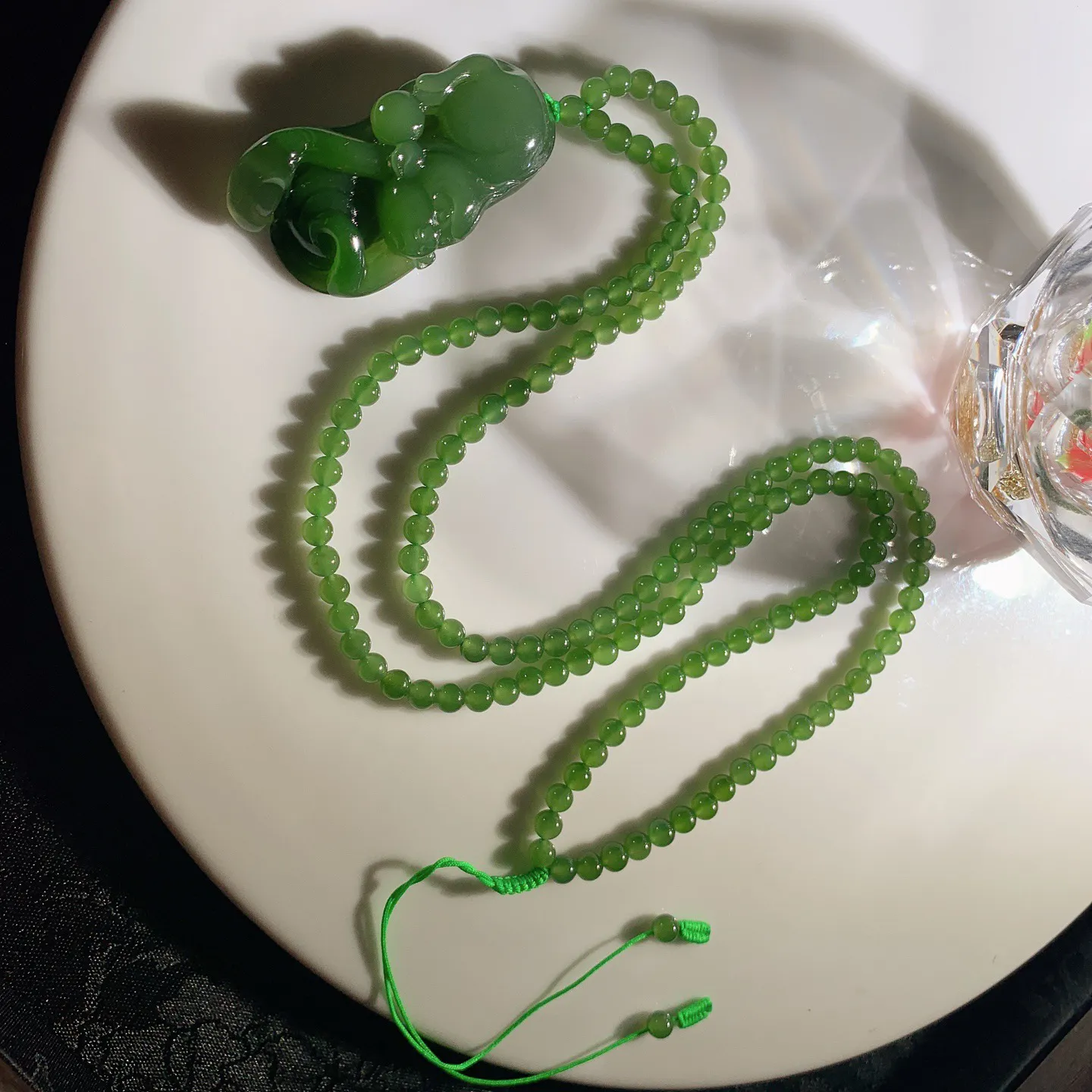 和田玉阳绿俄罗斯碧玉灵猴献寿猴子挂件。尺寸41/22/11重28克。玉质细腻油润。手推出油。佩戴高端