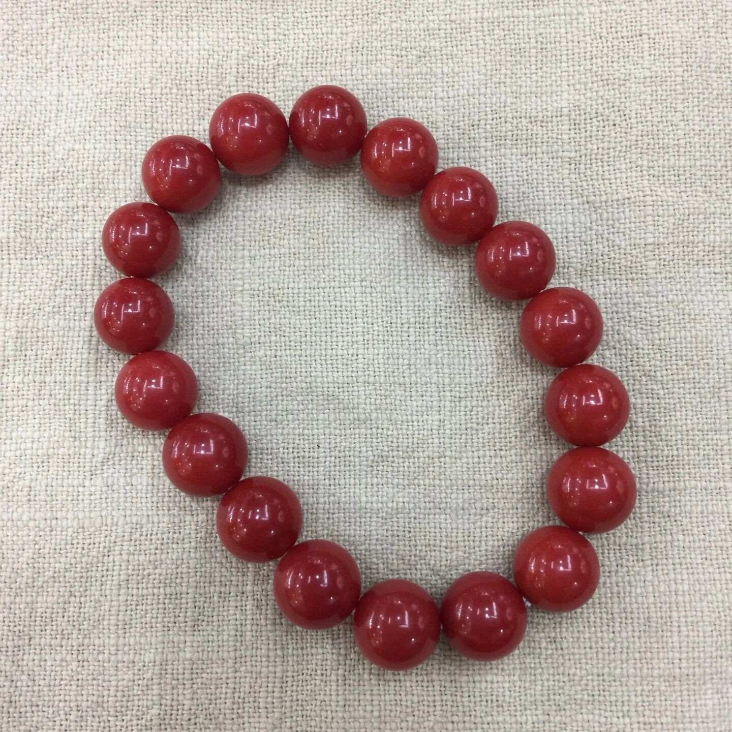 【天然近牛血珊瑚10mm大圆珠弹力手串】近牛血红颜色，光泽柔润透亮，直径约为10.15-9.36mm