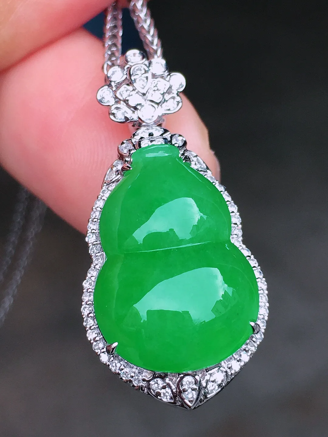 阳绿葫芦吊坠，色泽均匀艳丽，玉质细腻，荧光感超
强，饱满圆润，尽显优雅气质，18k
金豪华镶嵌