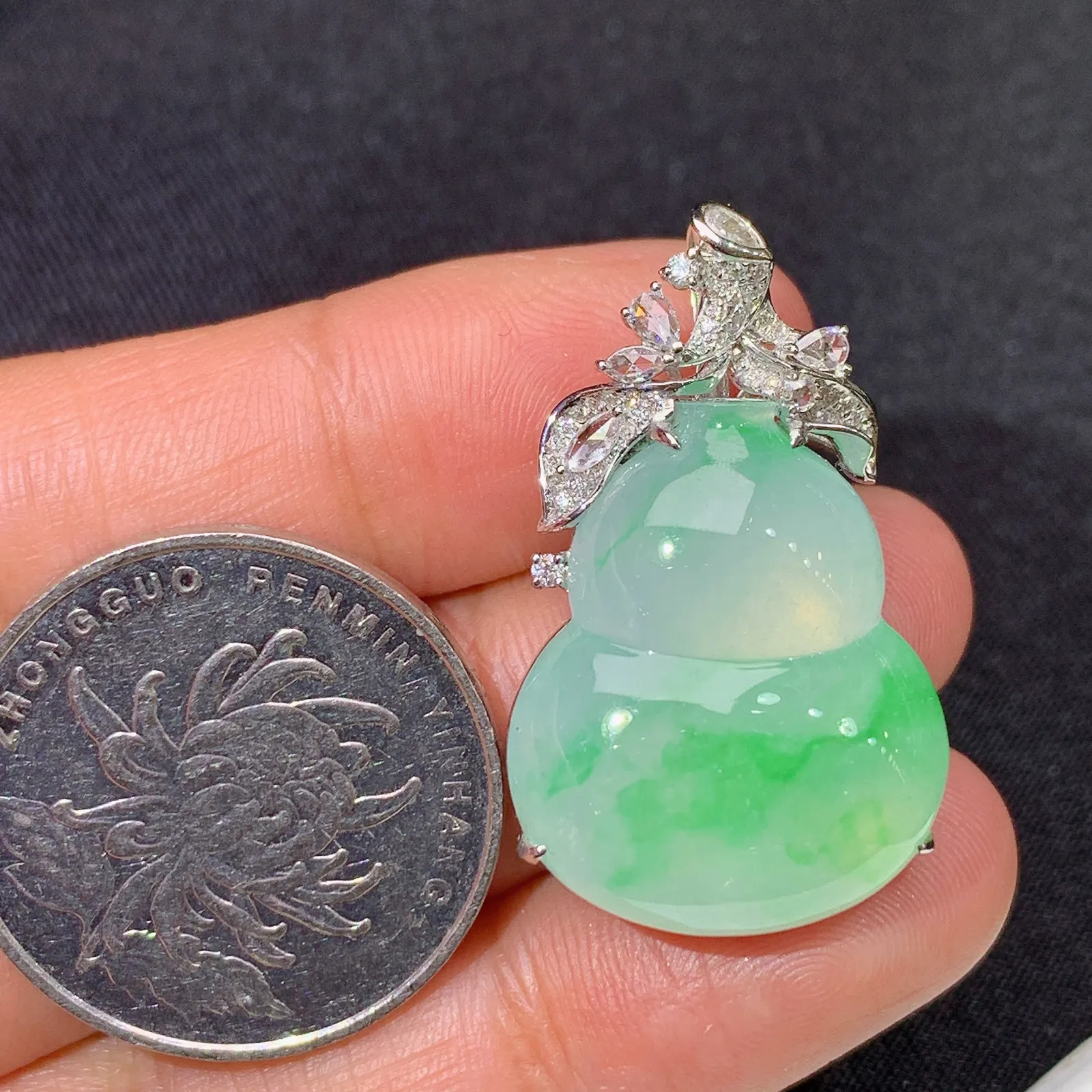 冰飘绿葫芦吊坠，18k金镶嵌，冰润饱满，玉质细腻，种水足 尺寸31.6*19.1*9.2