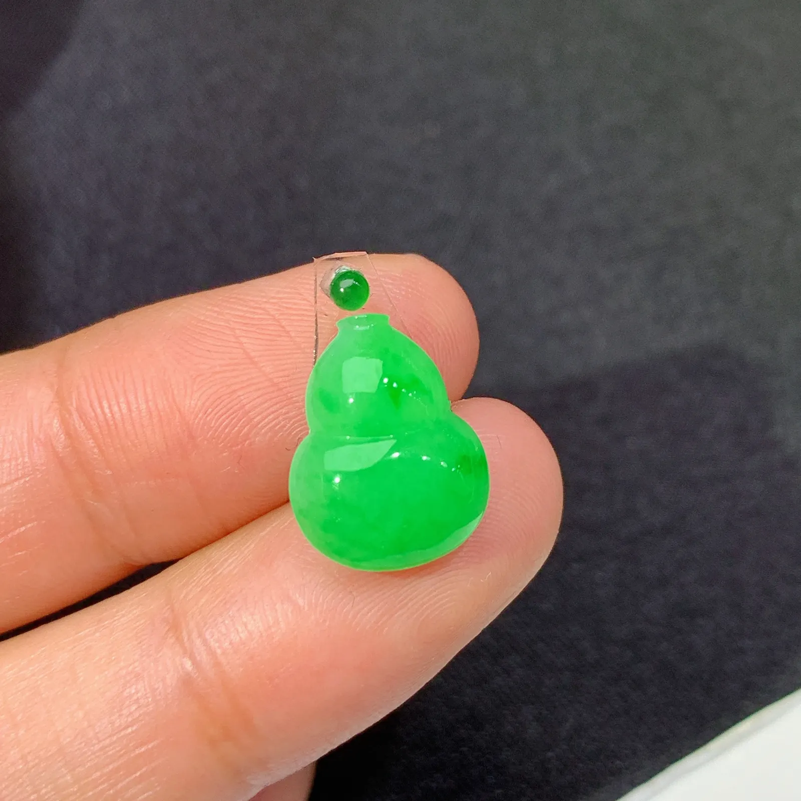 阳绿葫芦，镶嵌佳品，冰润色阳，种水足 尺寸13.5*10.7*3.3