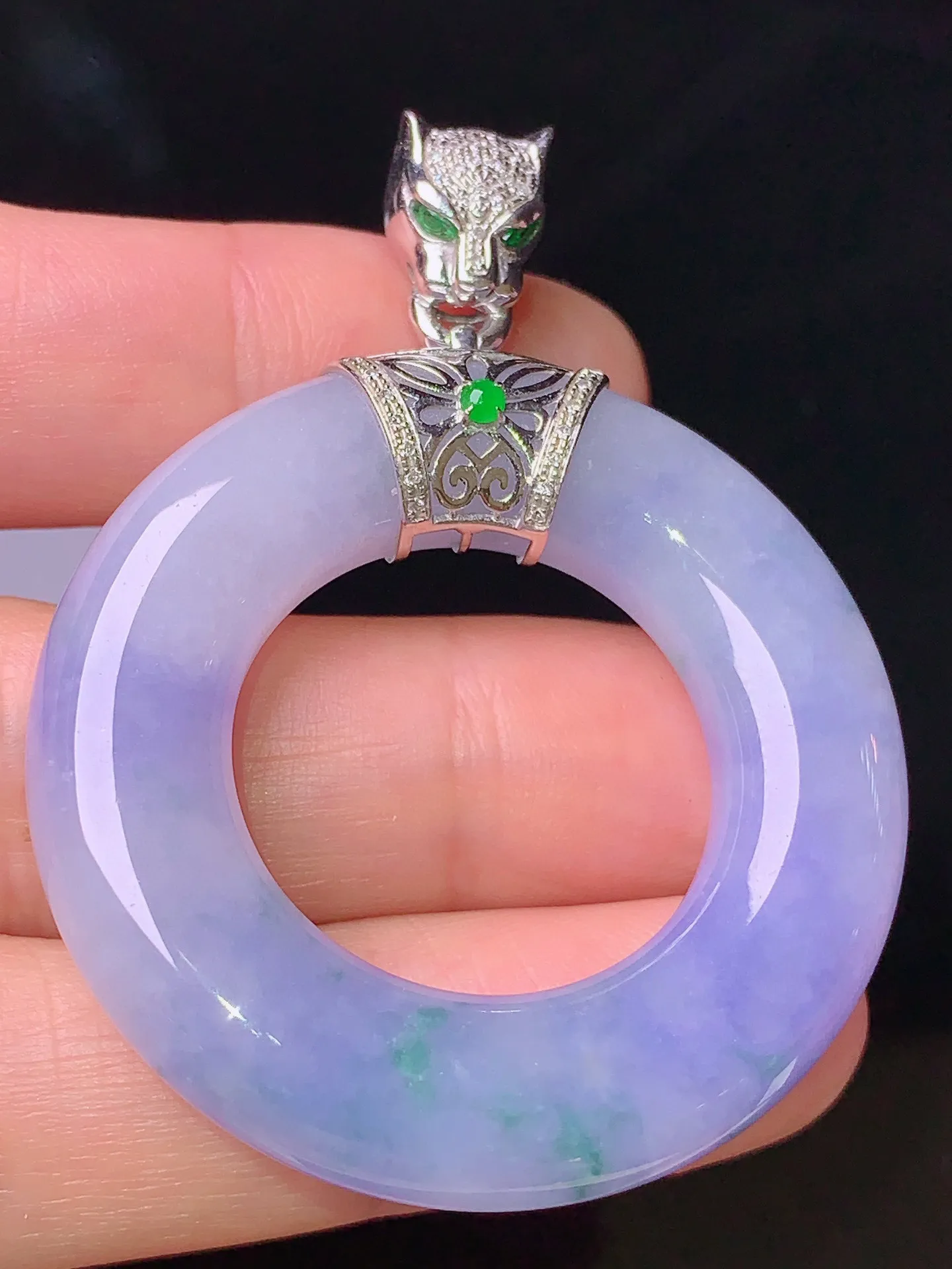 18k金钻镶嵌紫罗兰平安环吊坠 玉质细腻 色泽清新艳丽 整体尺寸52*40*8.2