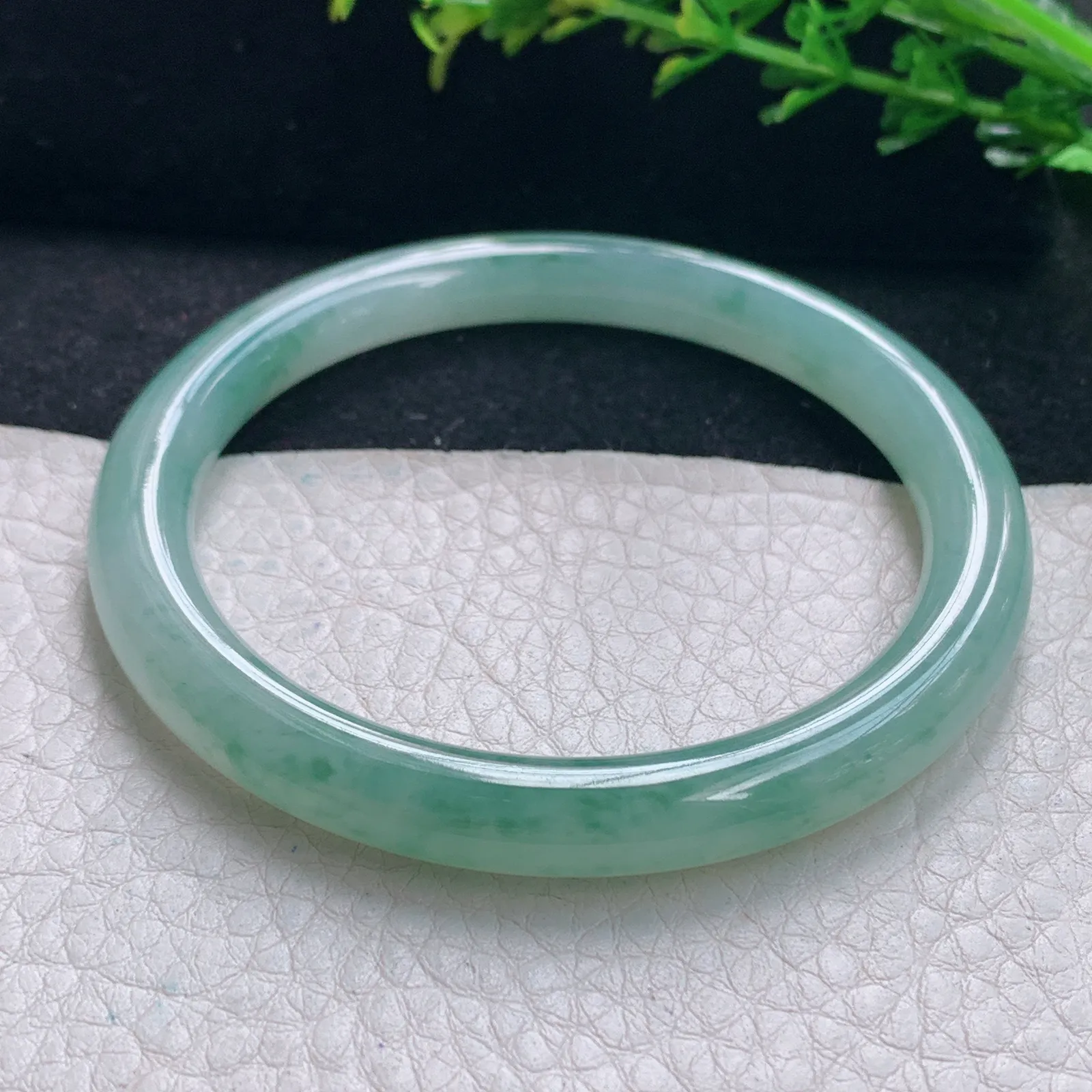 n自然光55*7.3*7.8叮当镯 缅甸翡翠a货手镯冰飘花圆条美人镯我