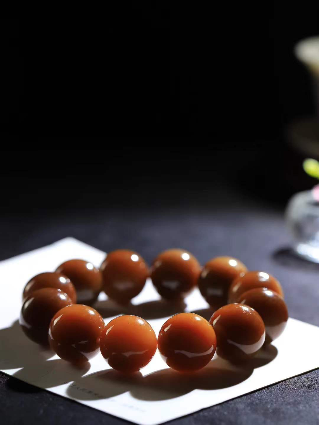 【珠圆玉润.手串】

精品和田玉糖白玉珠圆玉润手串 玉质温润细腻  整串打磨圆润，佩戴舒适。珠珠落玉盘，间关莺语花底滑，一生美好时光，无论身在何处，都有它相伴相守。事事顺遂，幸福美满，吉祥如意。重143.2克   尺寸取一19.9mm   FDL-691151300