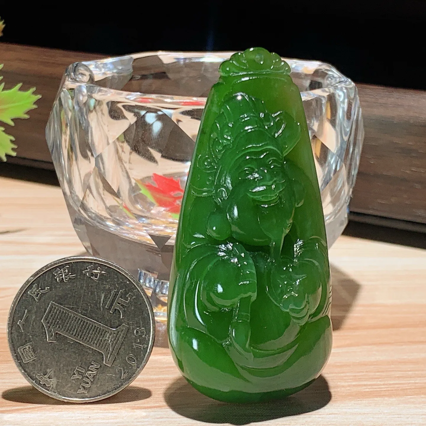 和田玉阳绿俄罗斯碧玉财神挂件。尺寸60/29/17重43克。玉质细腻油润。手推出油。佩戴高端典雅。lt251113