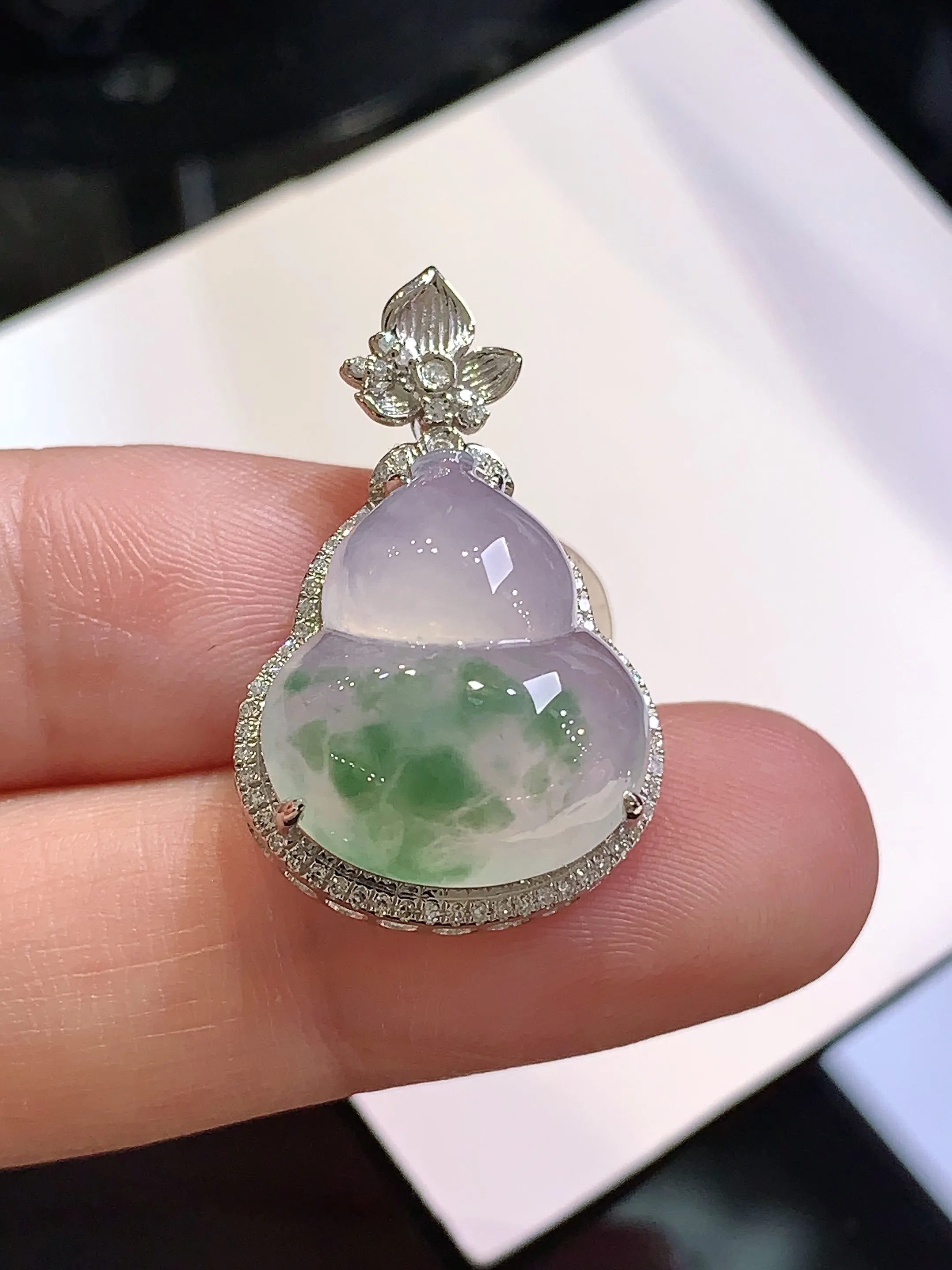 18k金钻镶嵌冰种葫芦吊坠 玉质细腻 色泽清新艳丽 整体尺寸27.5*17.1*9.5
