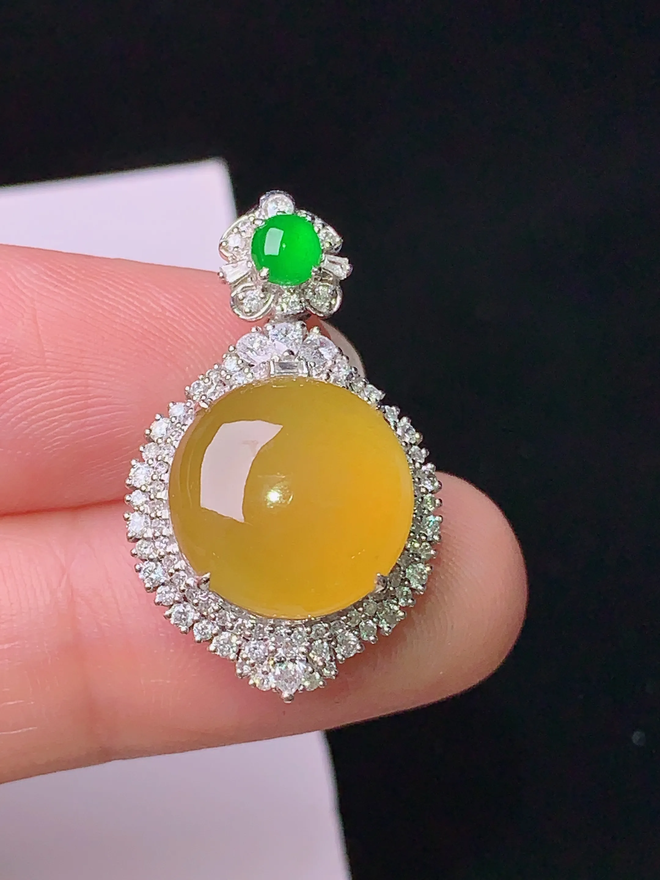 18k金钻镶嵌黄翡蛋面吊坠 玉质细腻 色泽清新艳丽 整体尺寸26.5*16.3*9.8