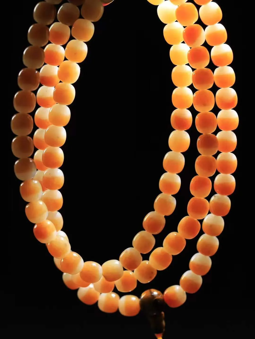 【链.108】

精品️和田玉糖白玉老型珠挂链 玉质温润细腻 油性十足 佩戴舒适。珠珠落玉盘，间关莺语花底滑，一生美好时光，无论身在何处，都有它相伴相守。事事顺遂，幸福美满，吉祥如意。重100克 尺寸取一8-7.9mm FDL-441101333