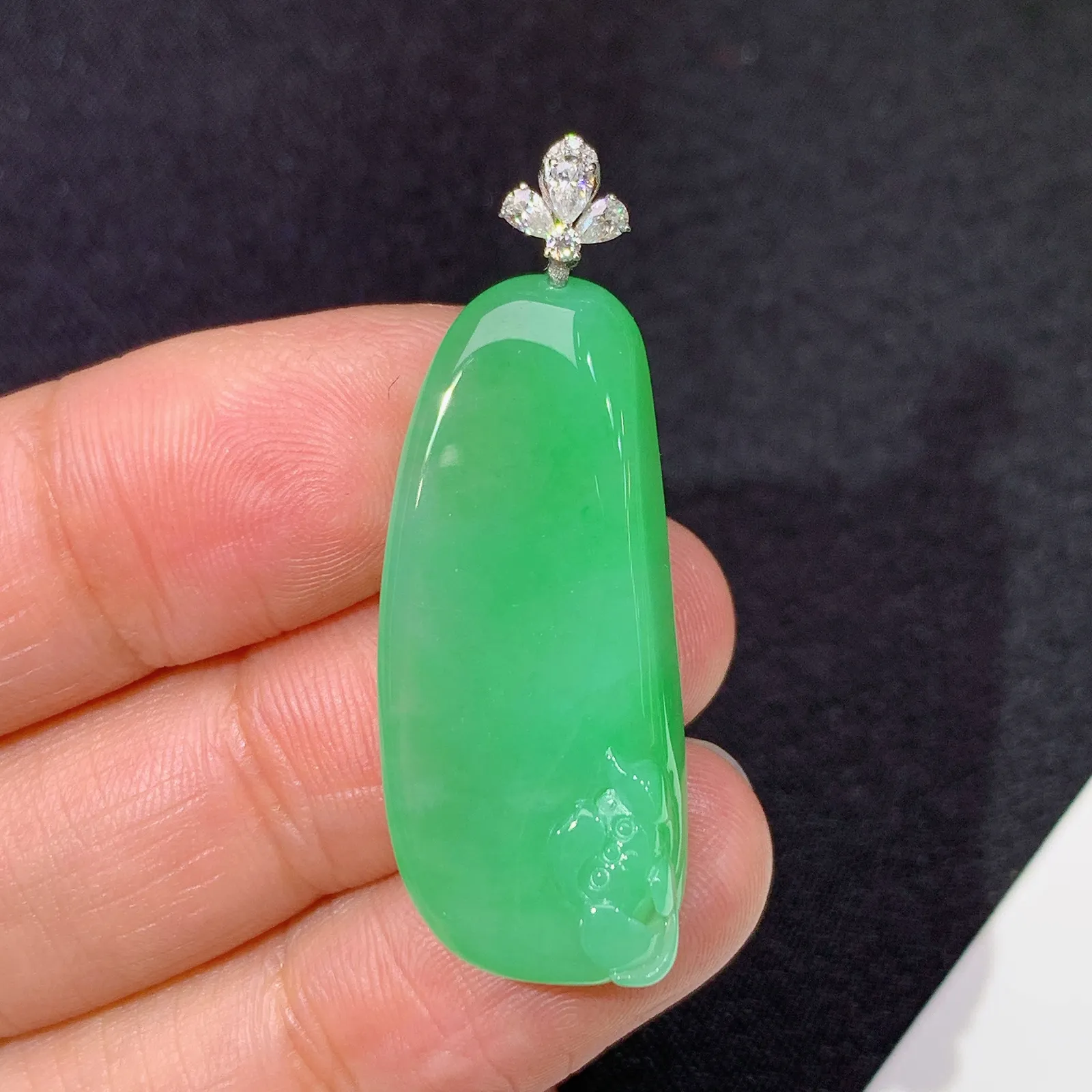 飘绿福瓜吊坠，18k金镶嵌，冰润色阳，玉质细腻，种水足 尺寸38*14.2*5.8