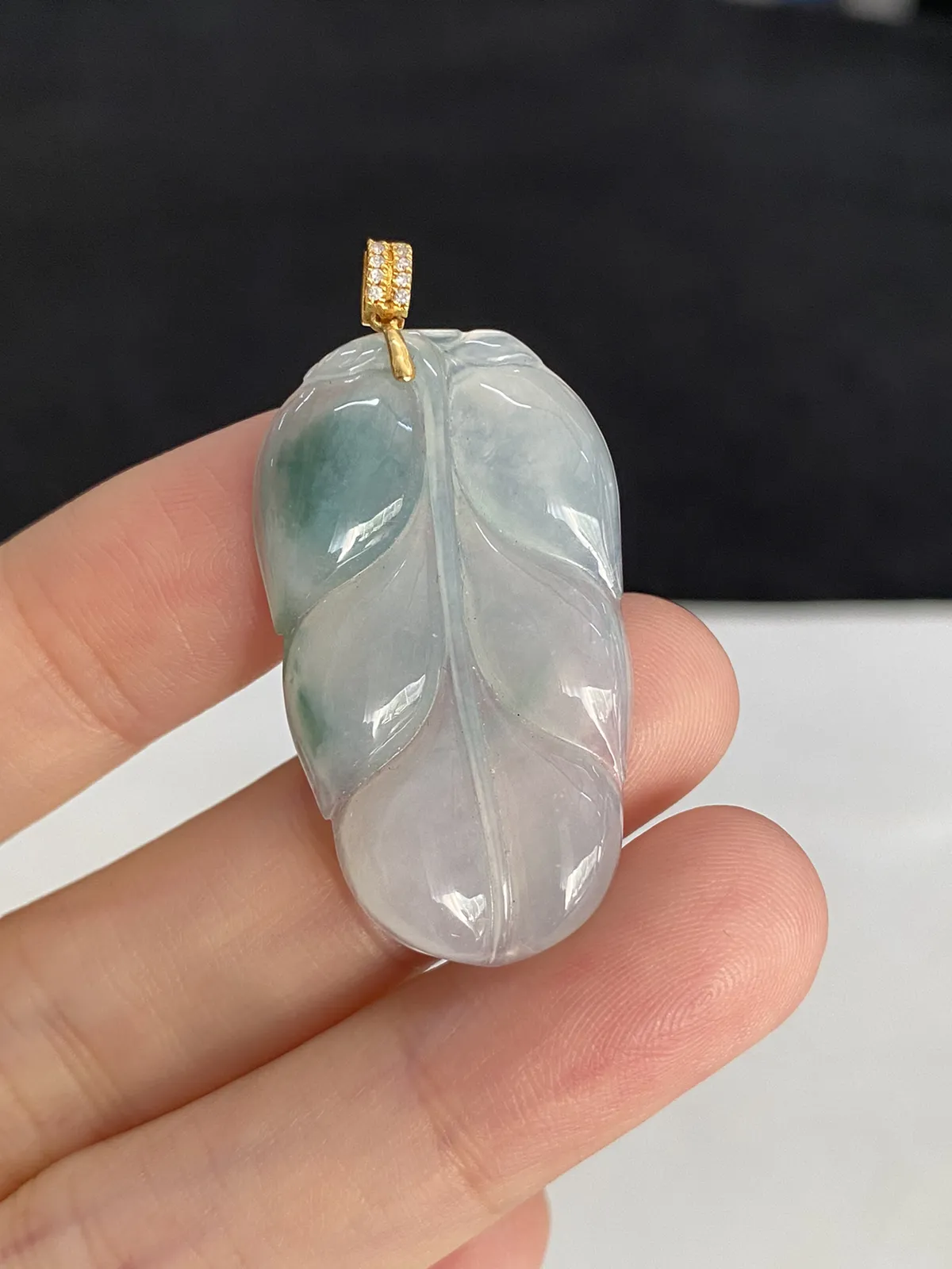 翡翠冰糯种白色叶子，伴钻石